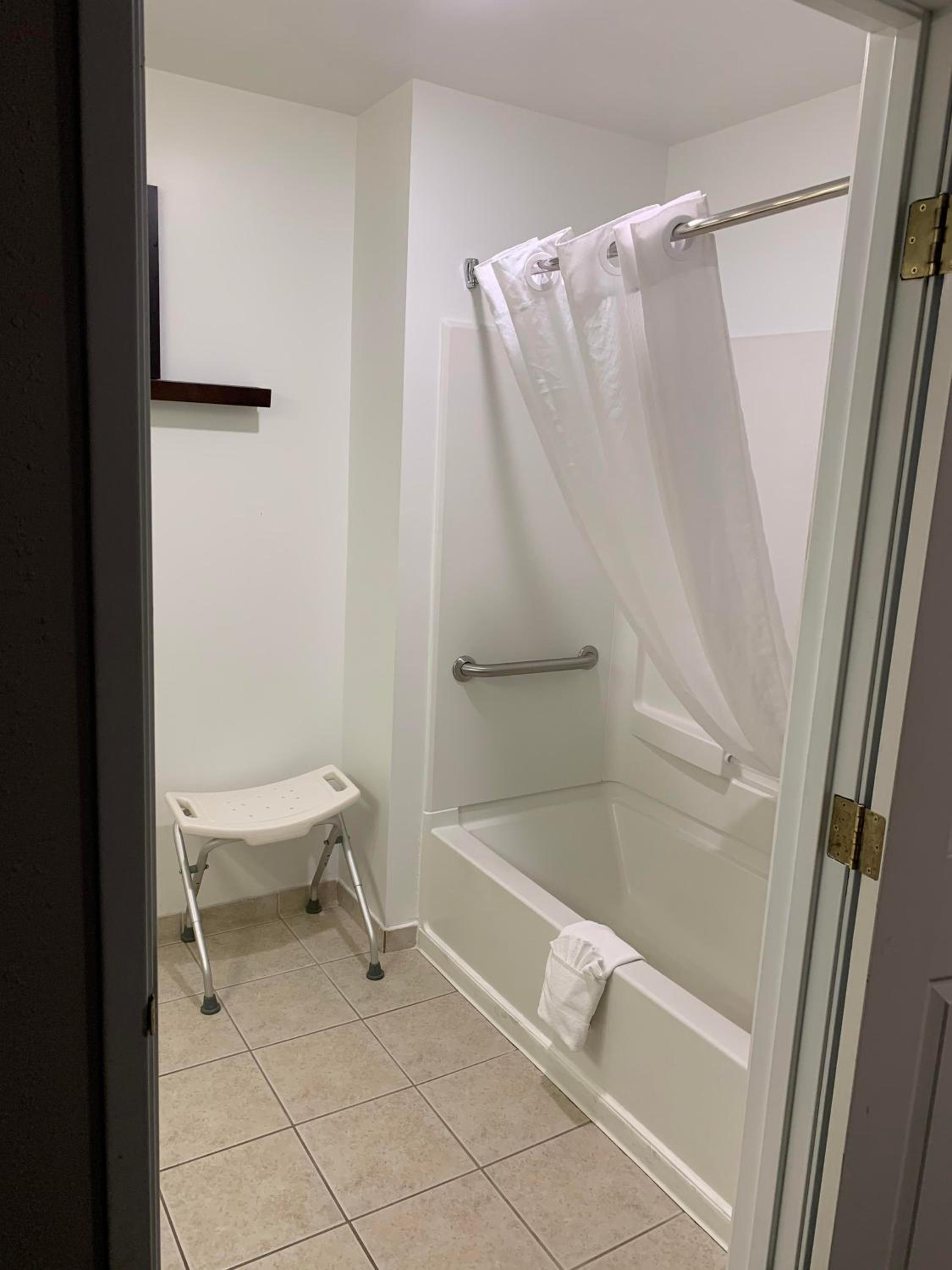 One-Bedroom King Suite - Disability Access/Non-Smoking - Photo 4