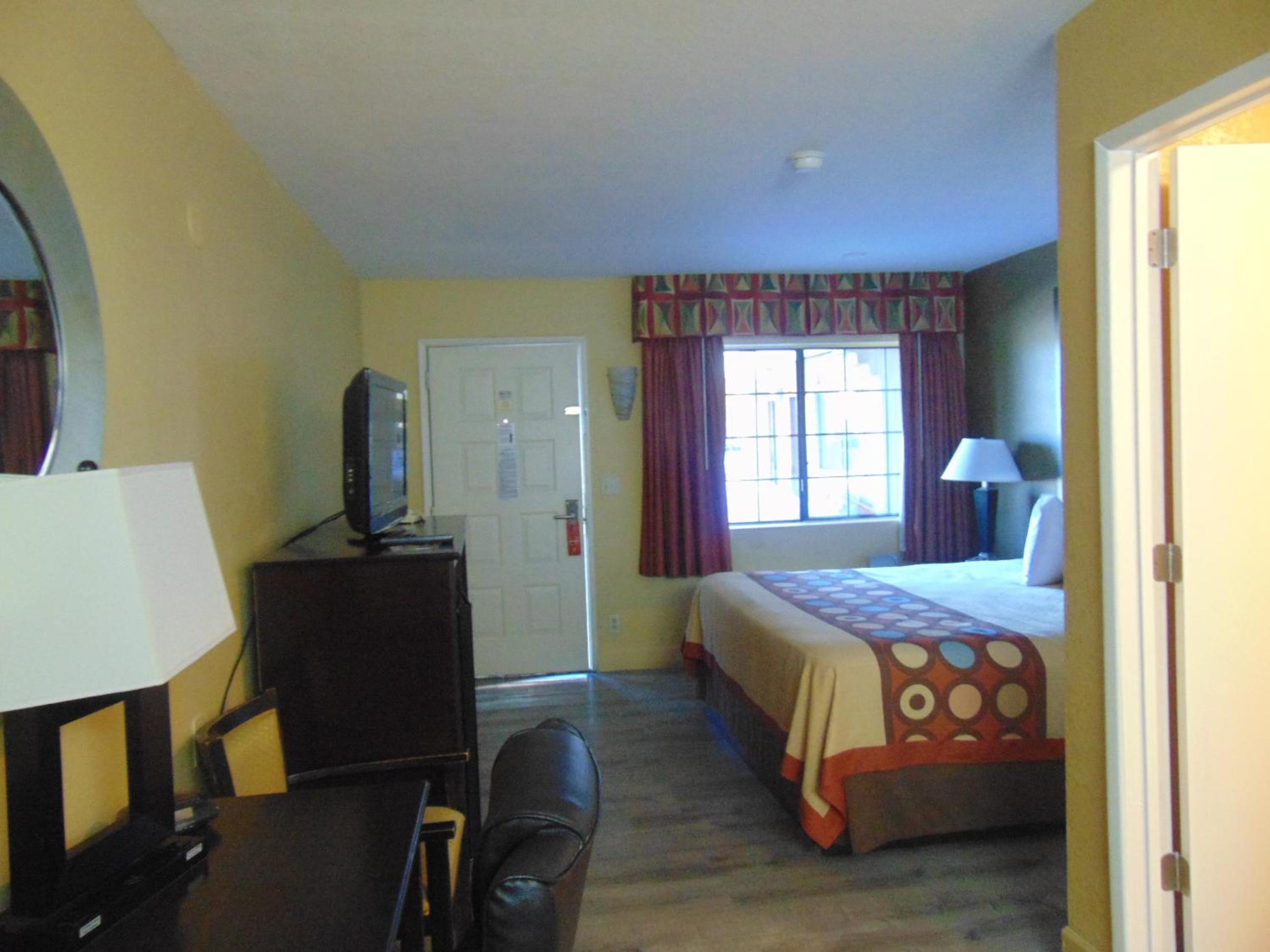 King Room - Non-Smoking - Photo 1