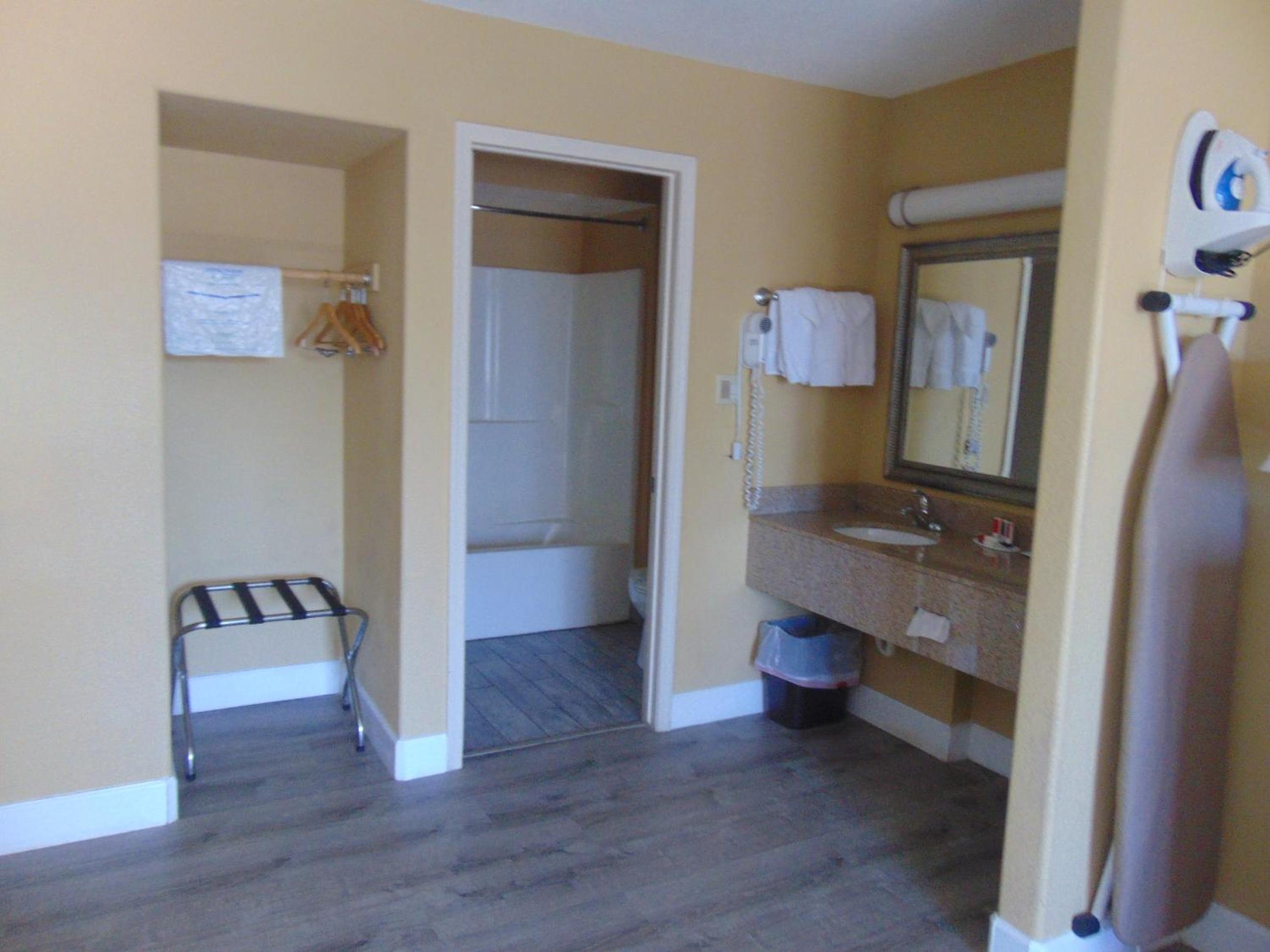 King Room - Non-Smoking - Photo 4
