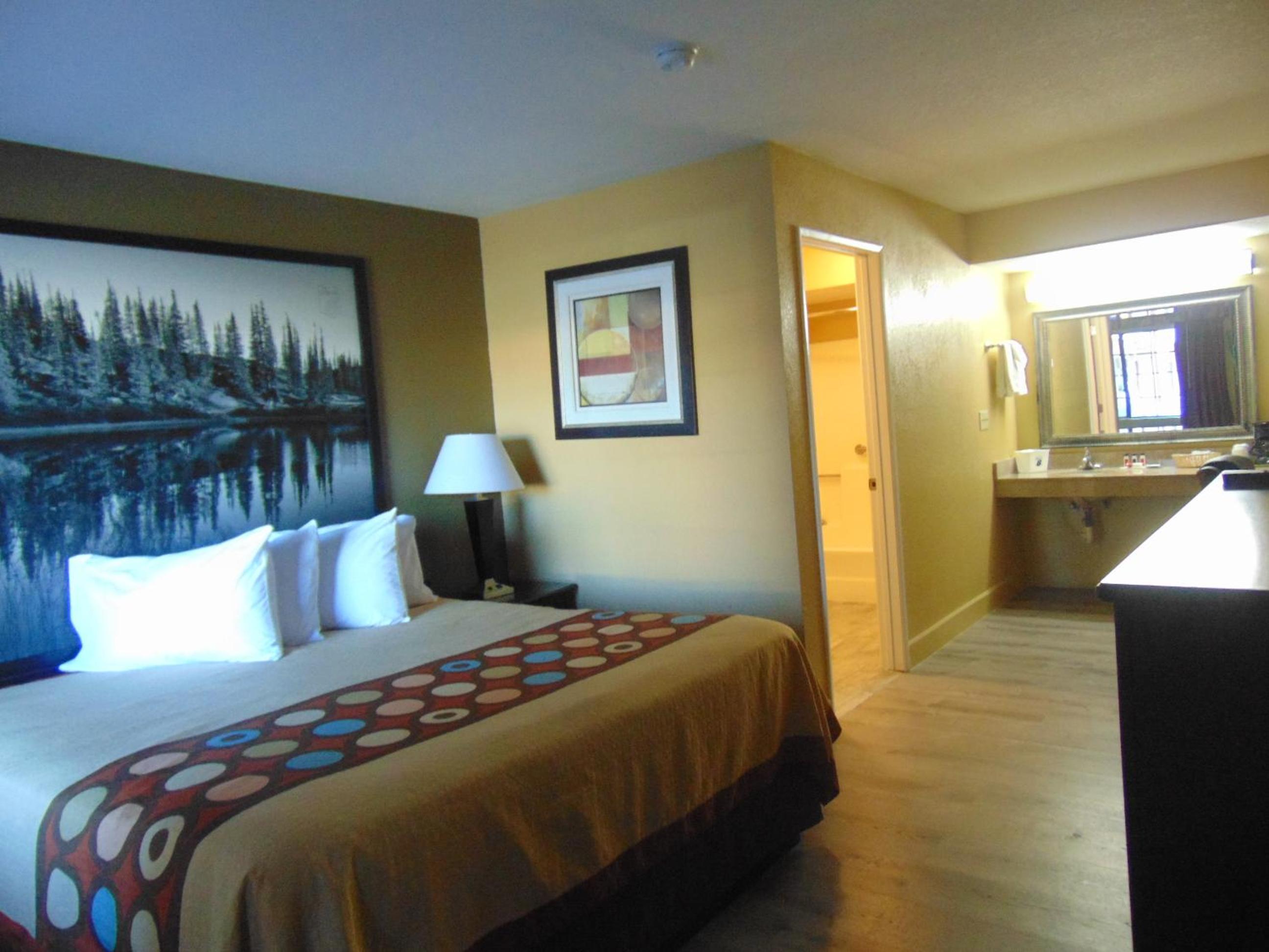 Queen Room with Two Queen Beds - Non-Smoking - Photo 3