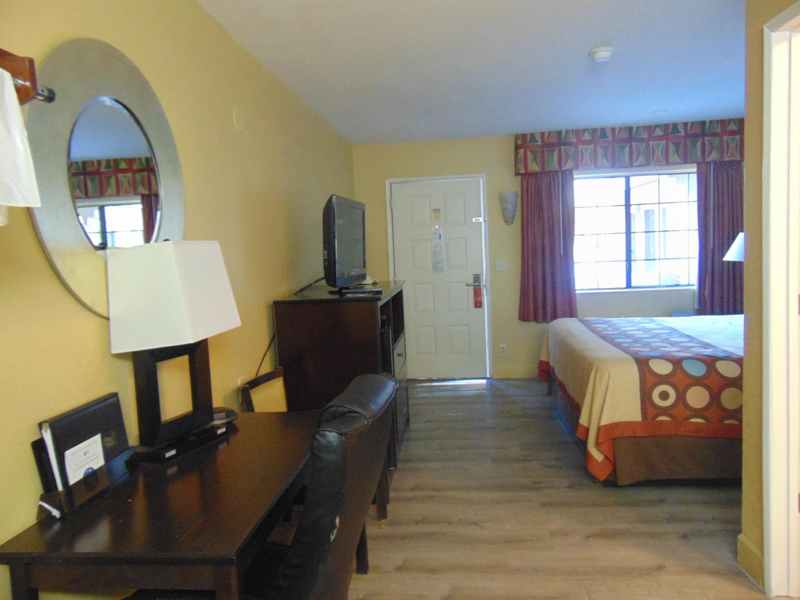 King Room - Non-Smoking - Photo 2