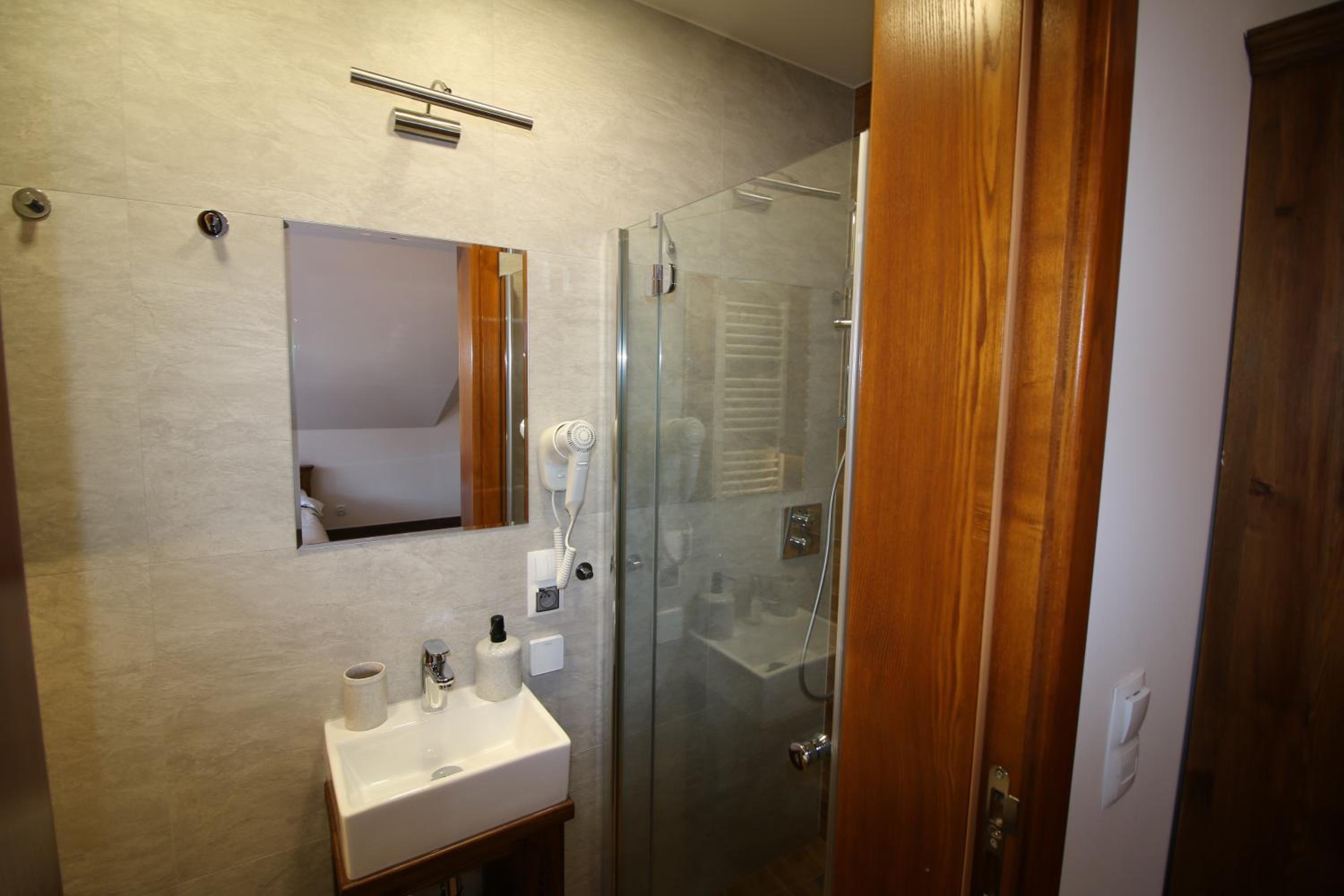 Triple Room with Private Bathroom - Photo 3