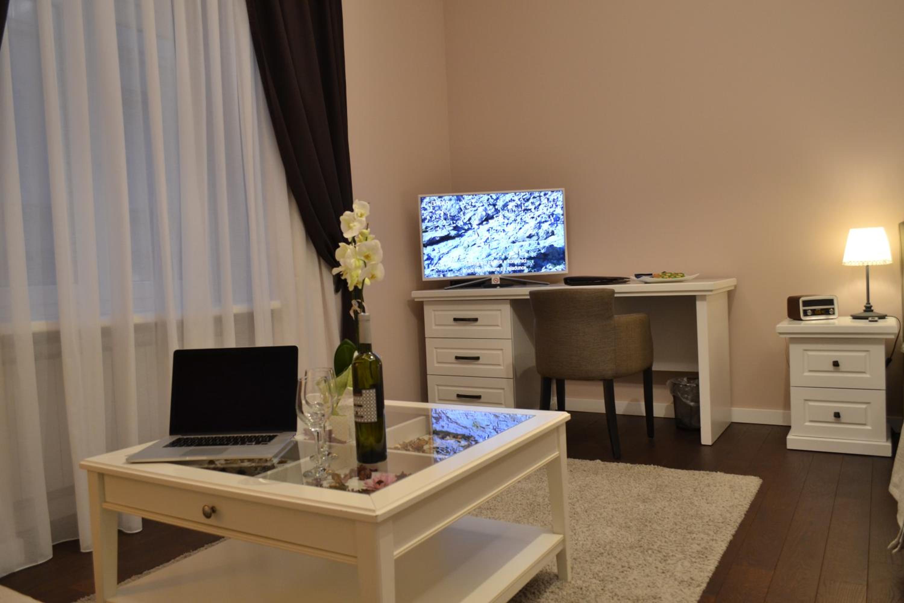 One-Bedroom Apartment - Photo 13