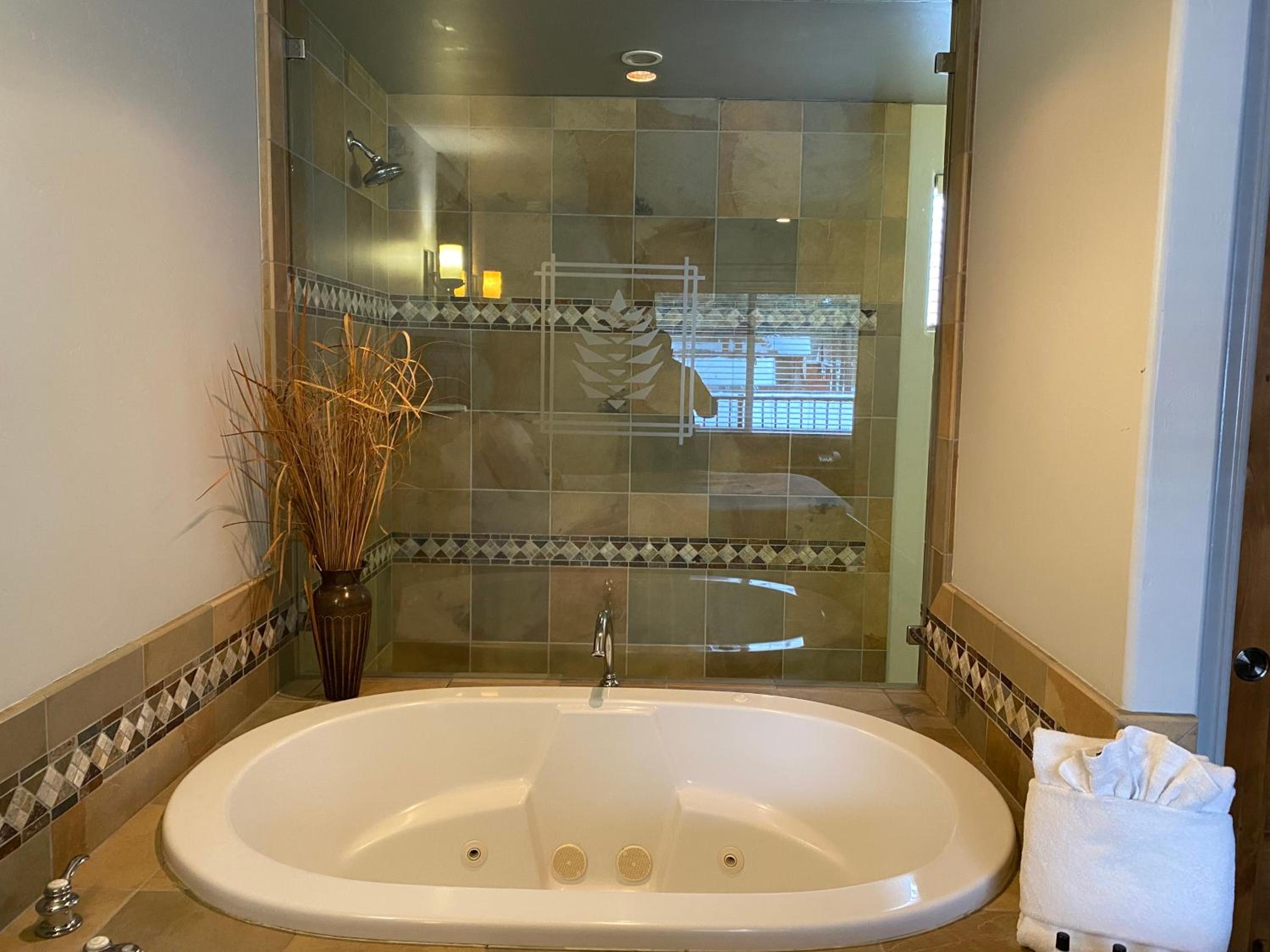 King Room with Spa Bath - Photo 11
