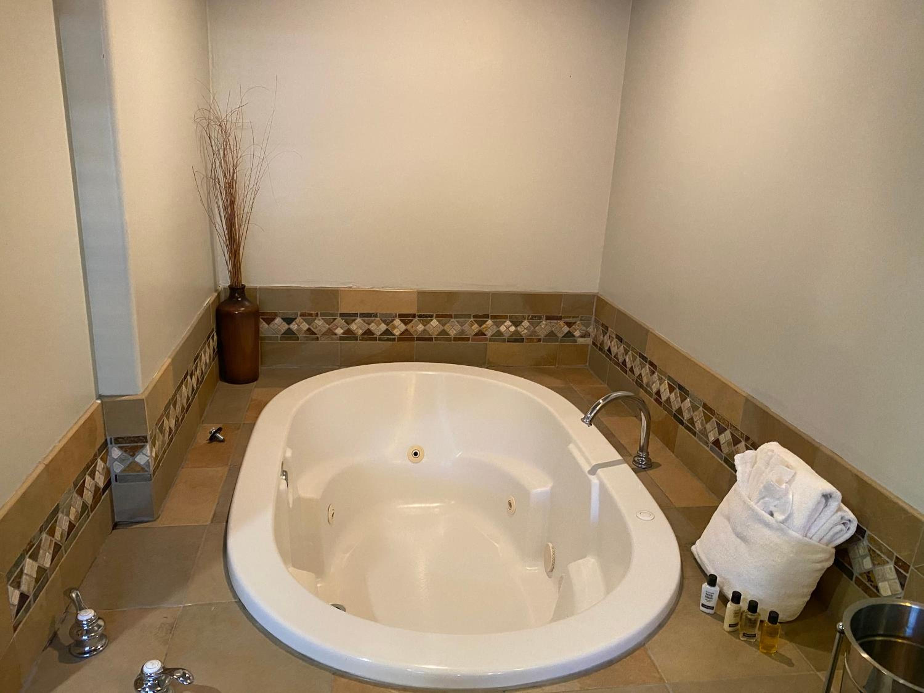 Deluxe King Room with Spa Bath - Photo 5