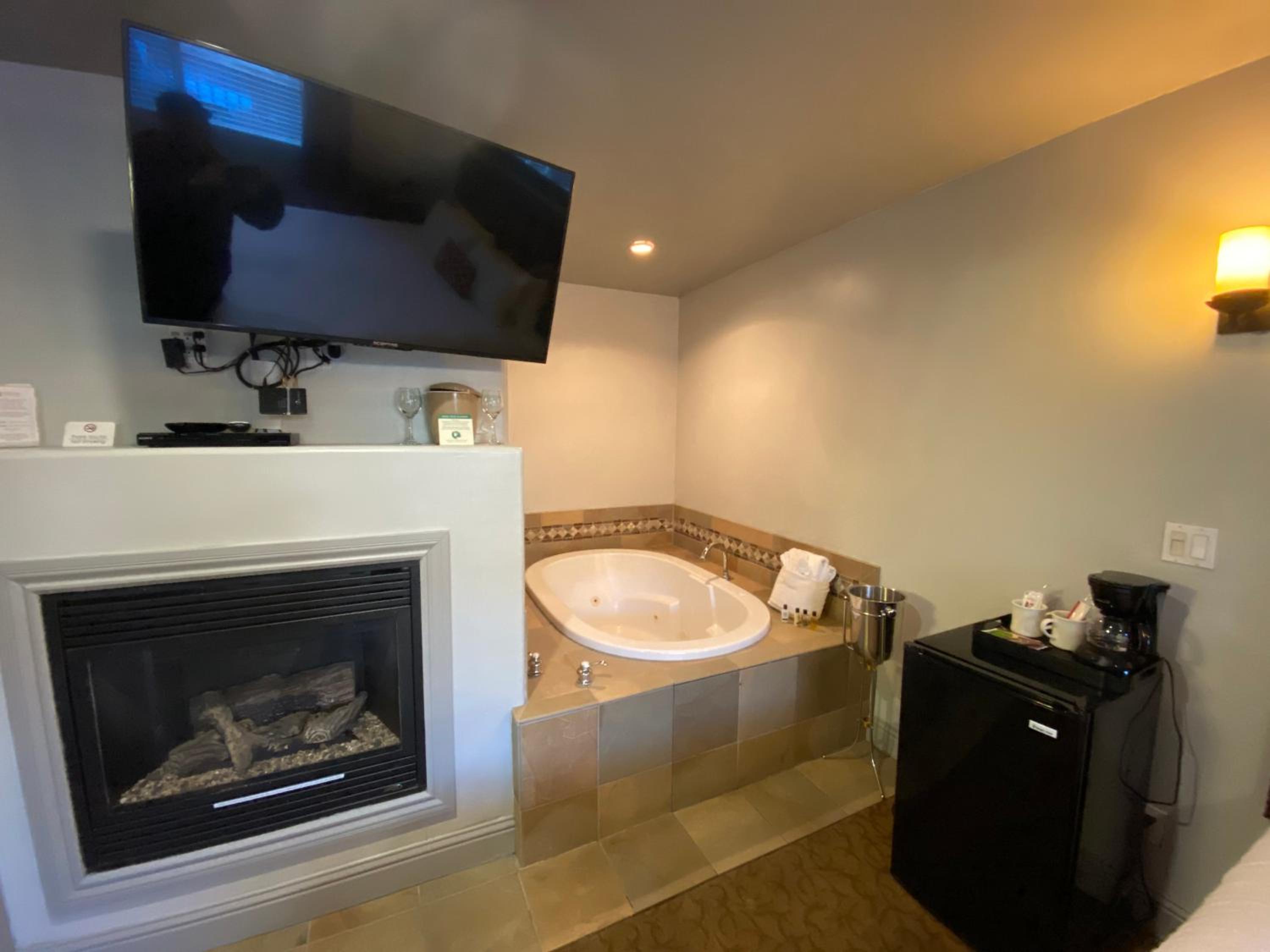Deluxe King Room with Spa Bath - Photo 6