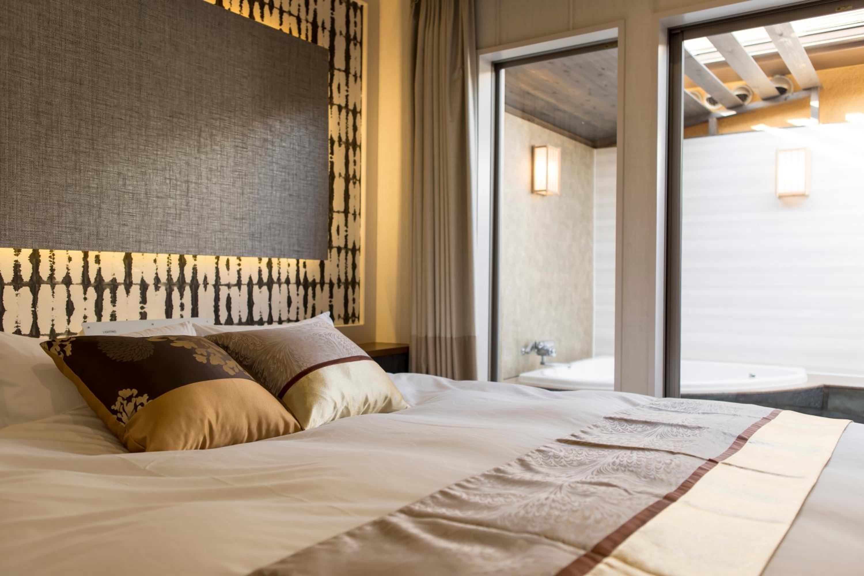 Double room with Open-Air Bath - Photo 10