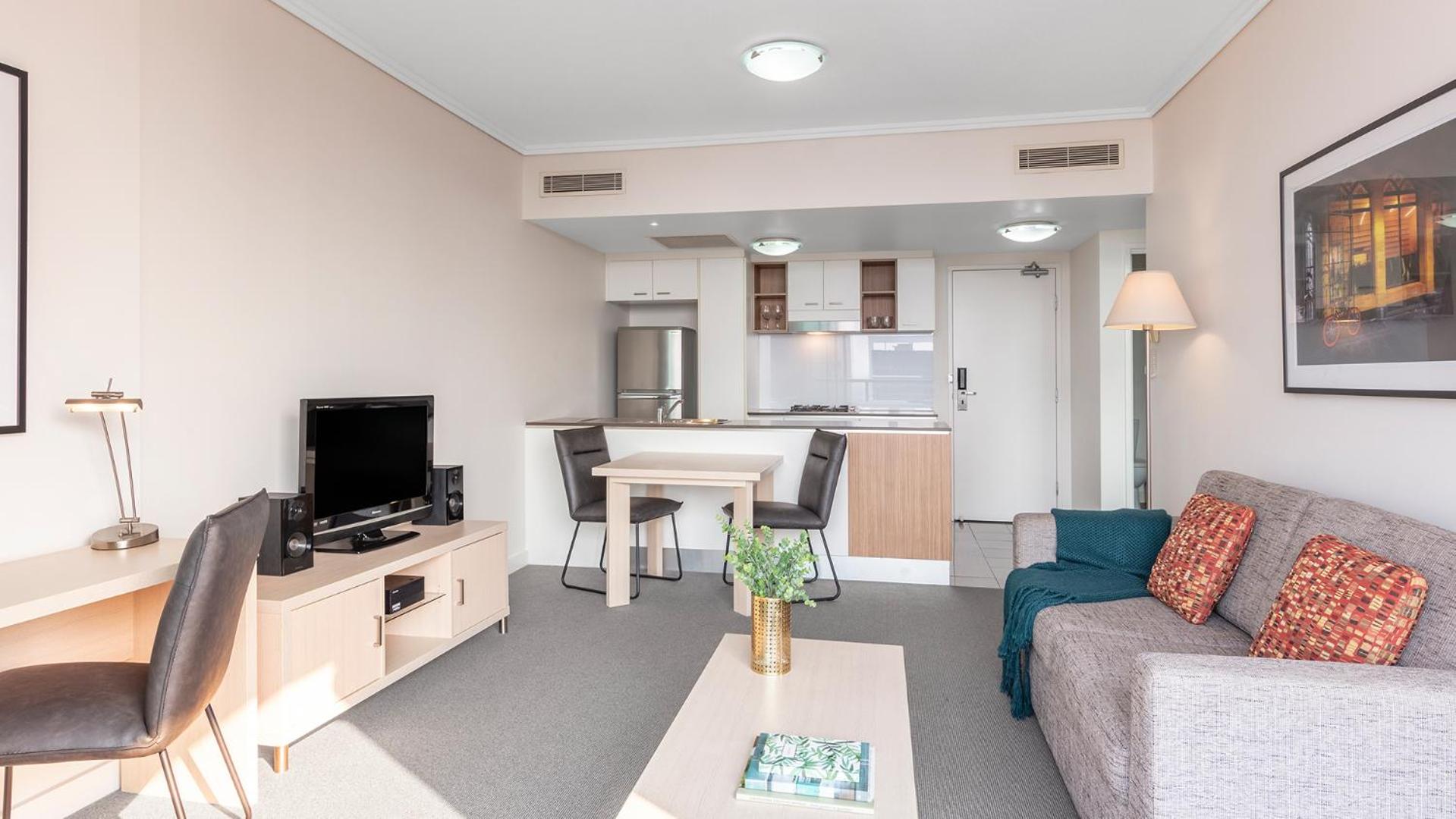 Executive One-Bedroom Apartment - Photo 4