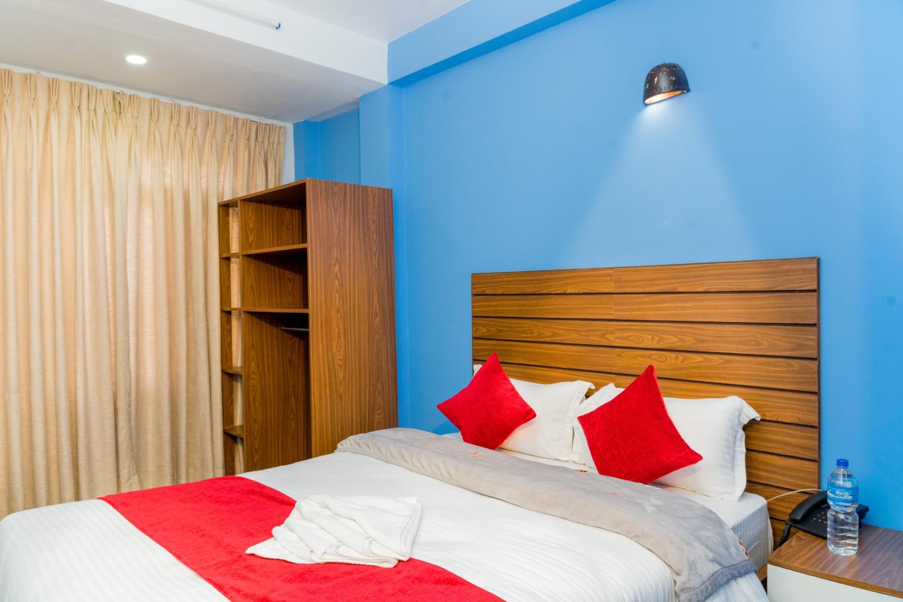 Deluxe Double Room - Photo 11
