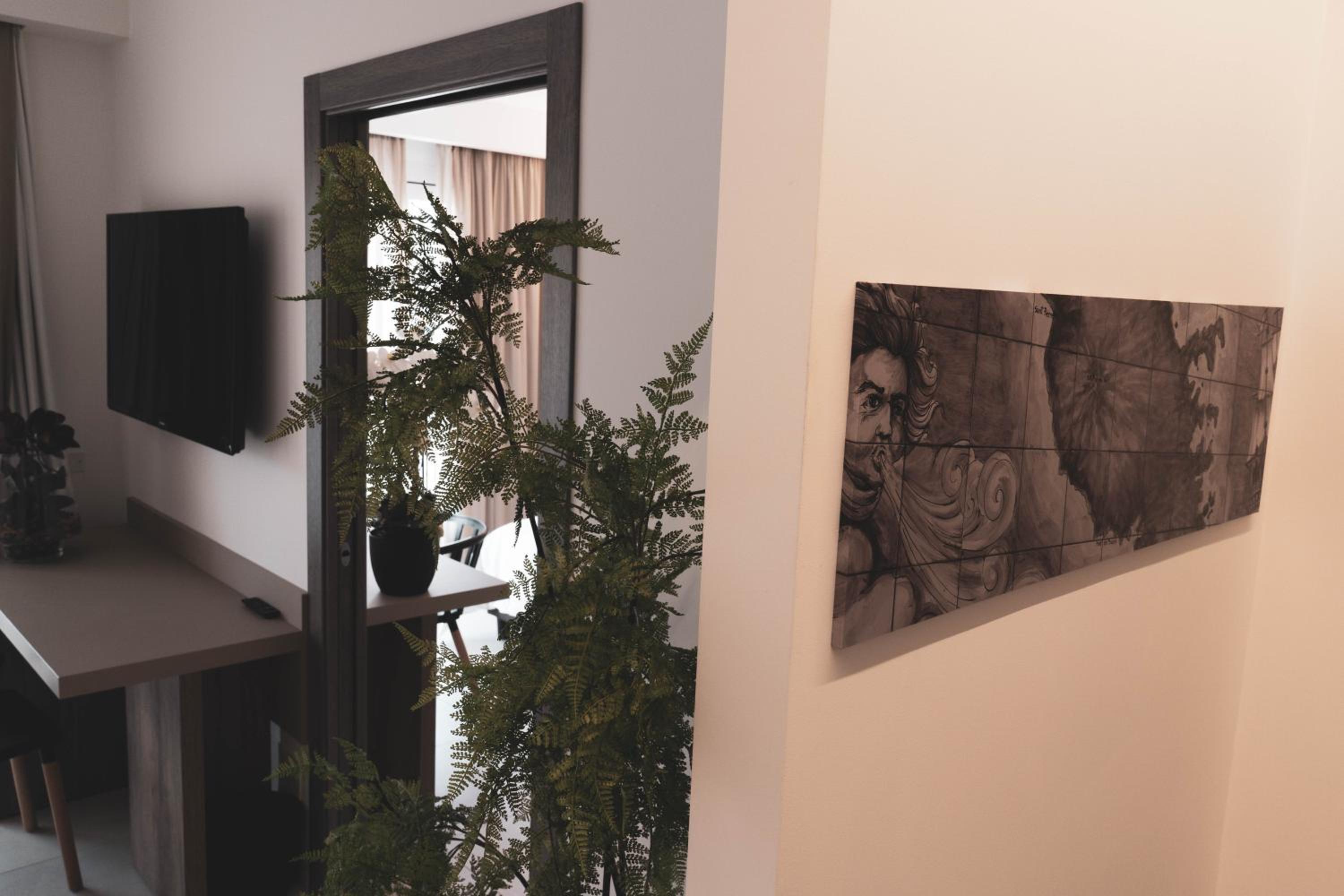 Suite - Photo 3