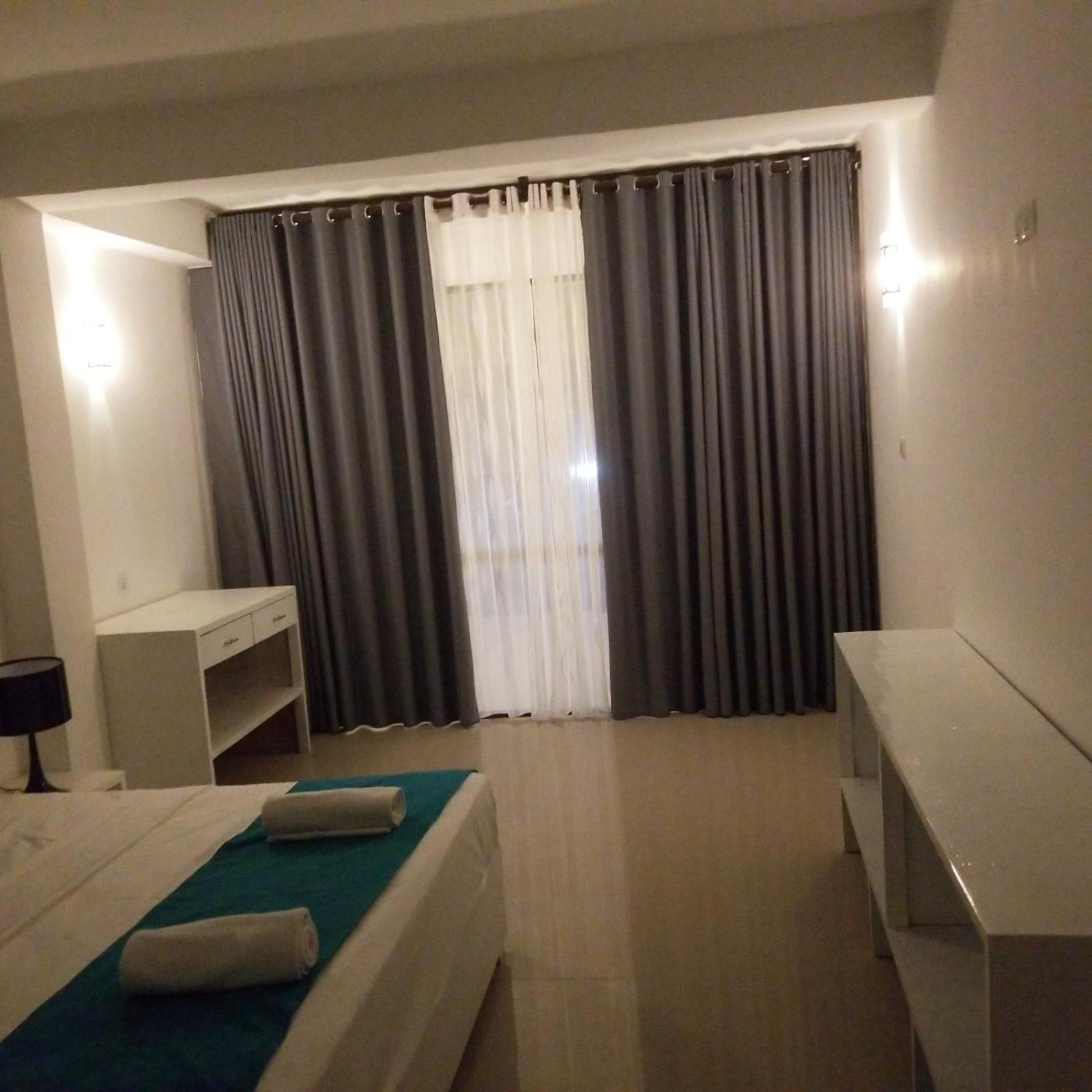 King Room with Balcony - Photo 9