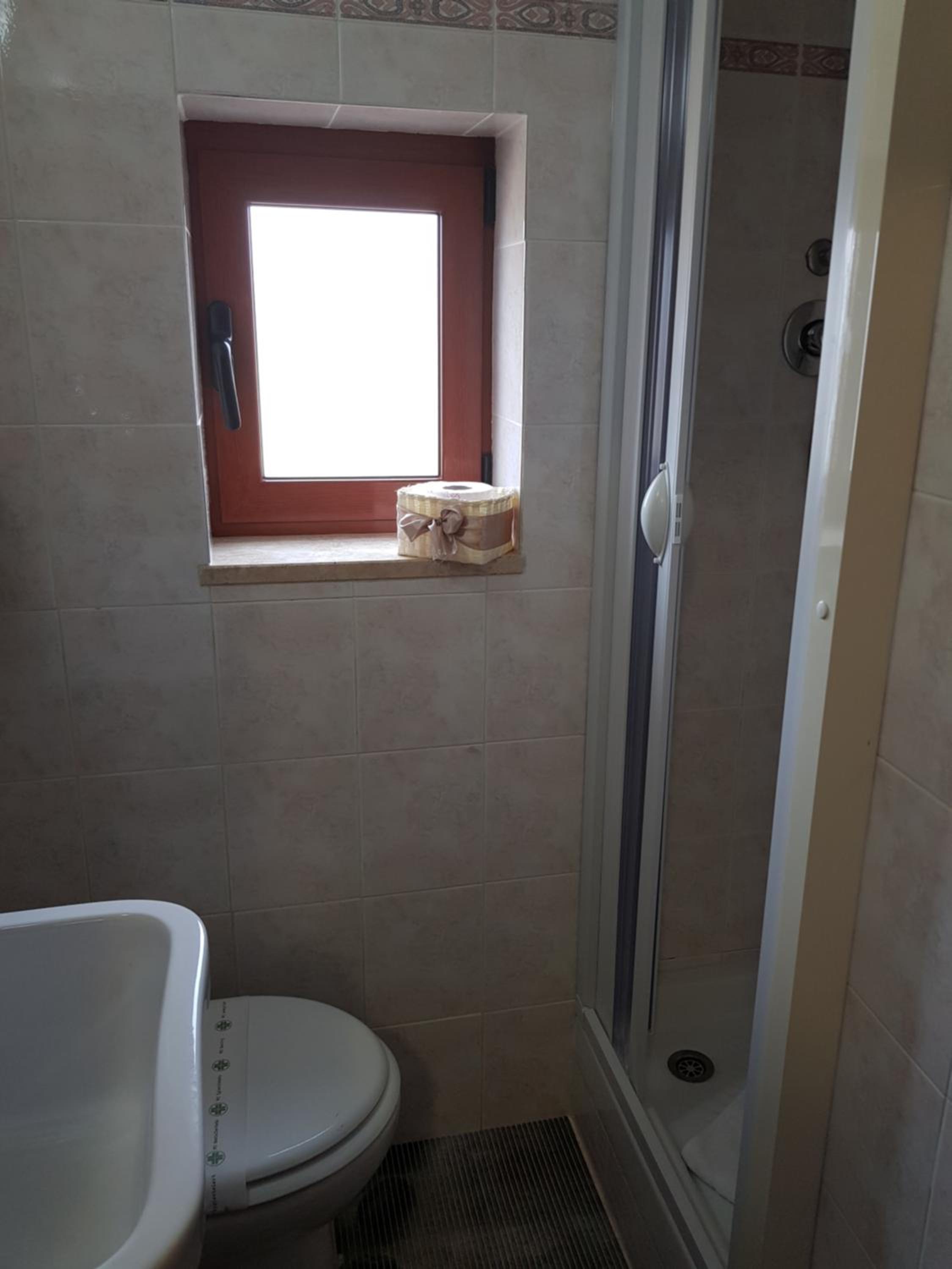 Double Room with Private Bathroom - Photo 8