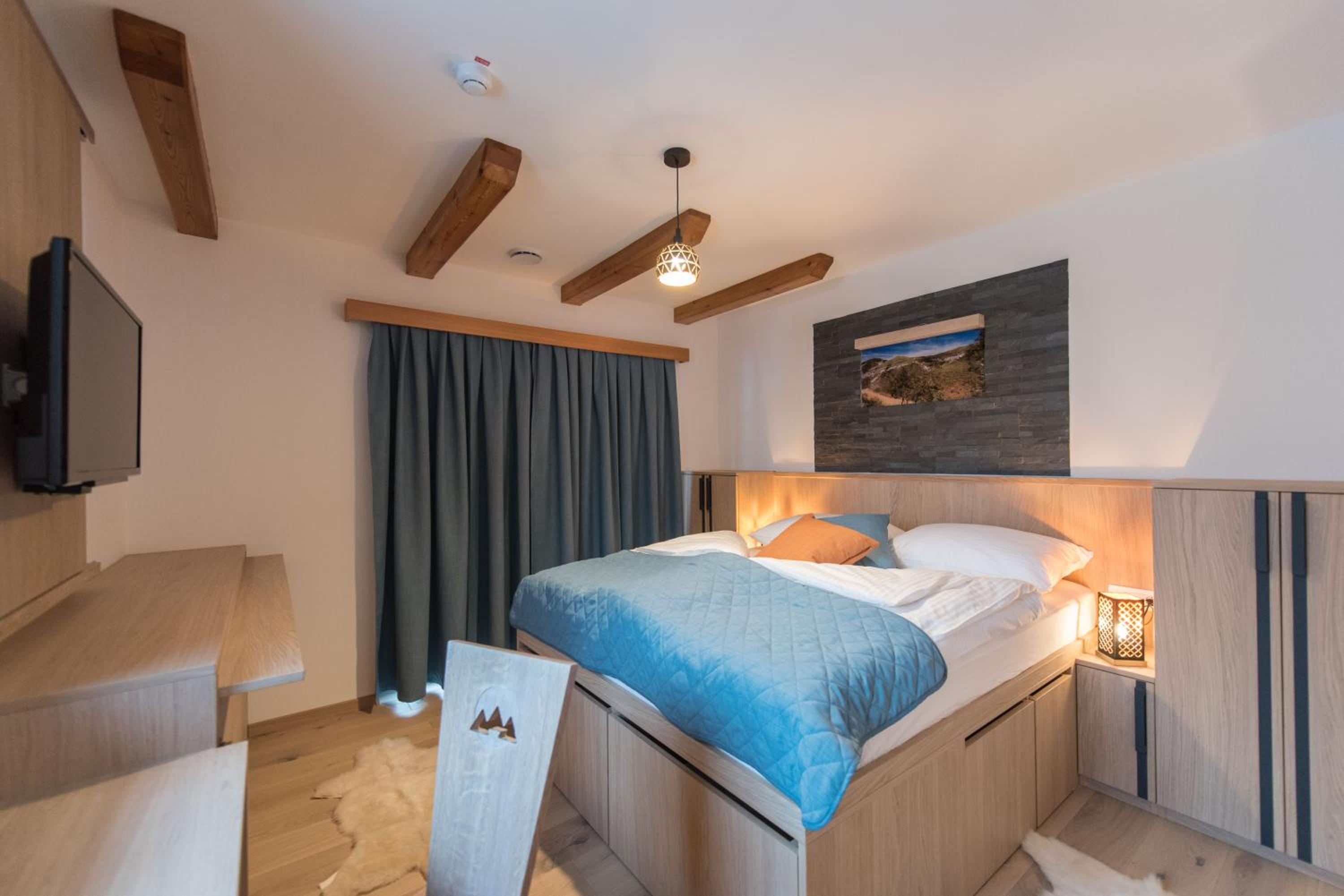 Double Room with Balcony (2 Adults + 1 Child) - Photo 1