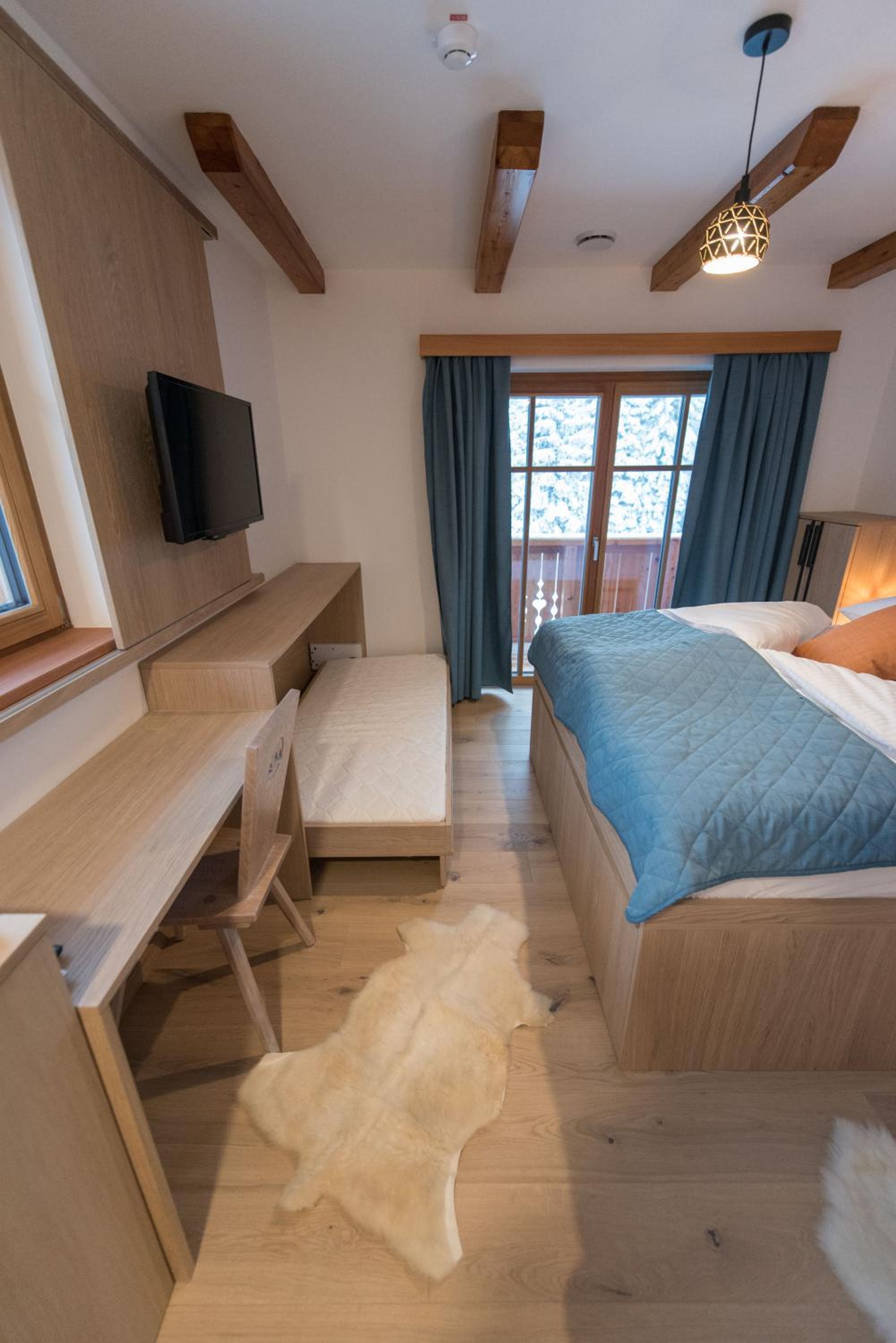 Double Room with Balcony (2 Adults + 1 Child) - Photo 4