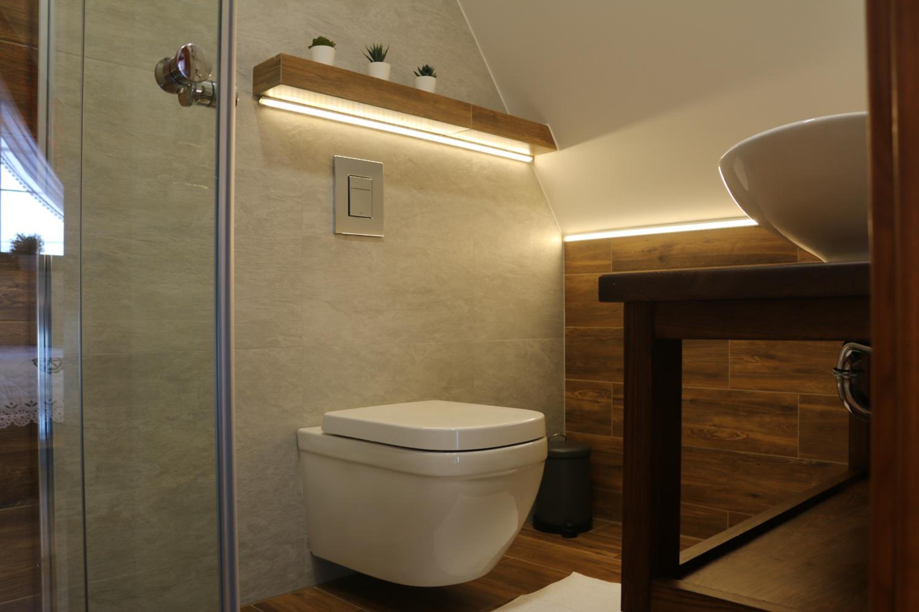 Deluxe Double Room (2 Adults + 1 Child) - Photo 4