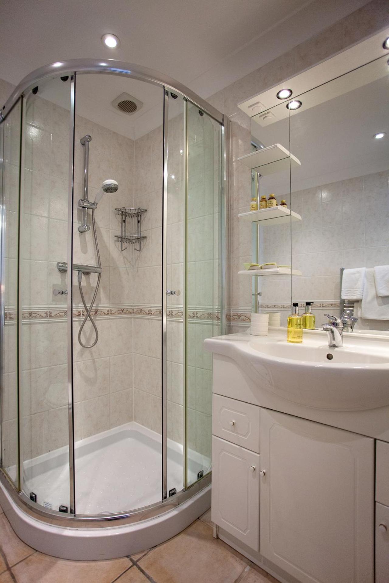 Twin Room with Private Bathroom photo 3