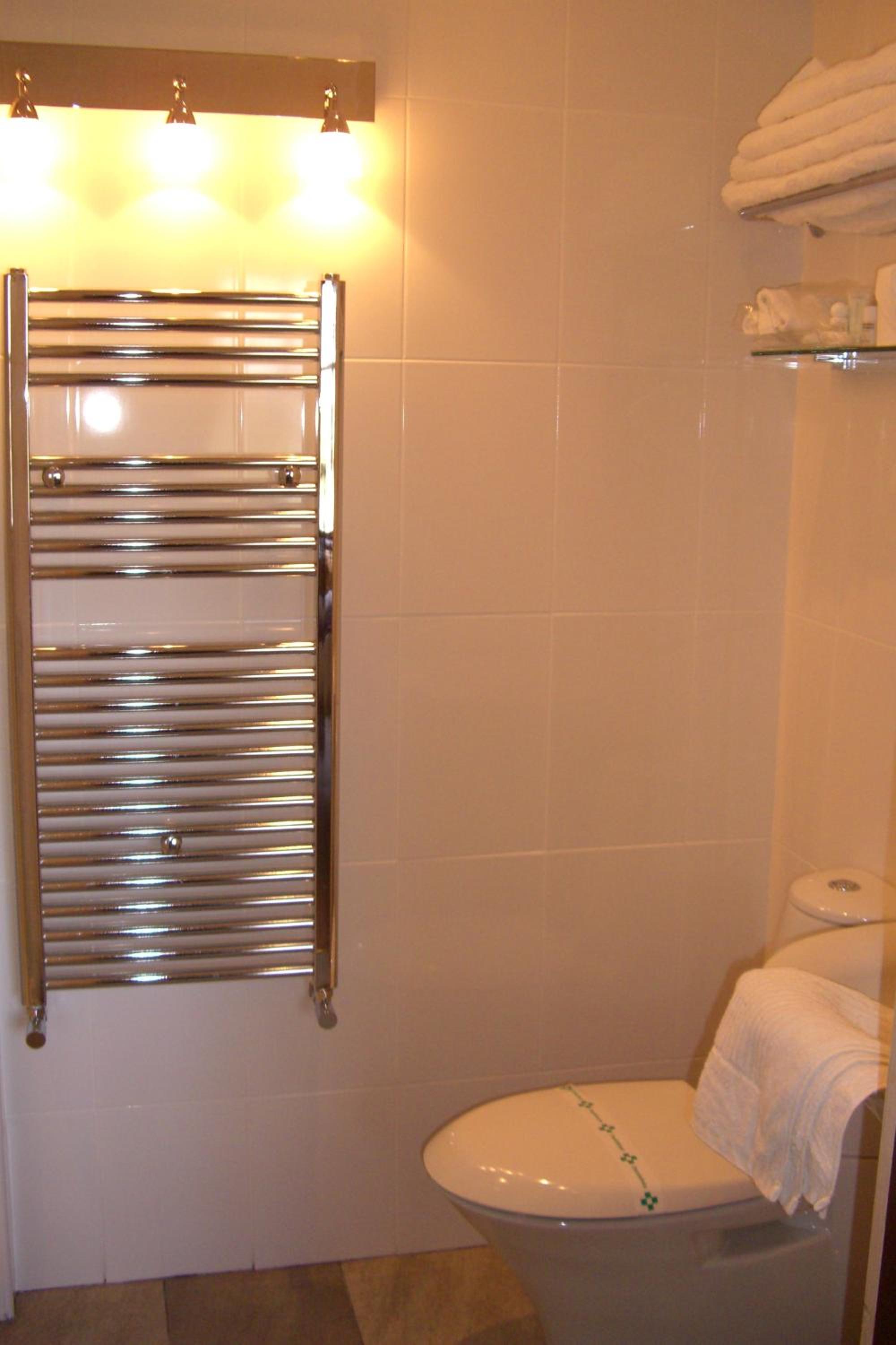 En-suite Room with Extra Large Bed photo 3