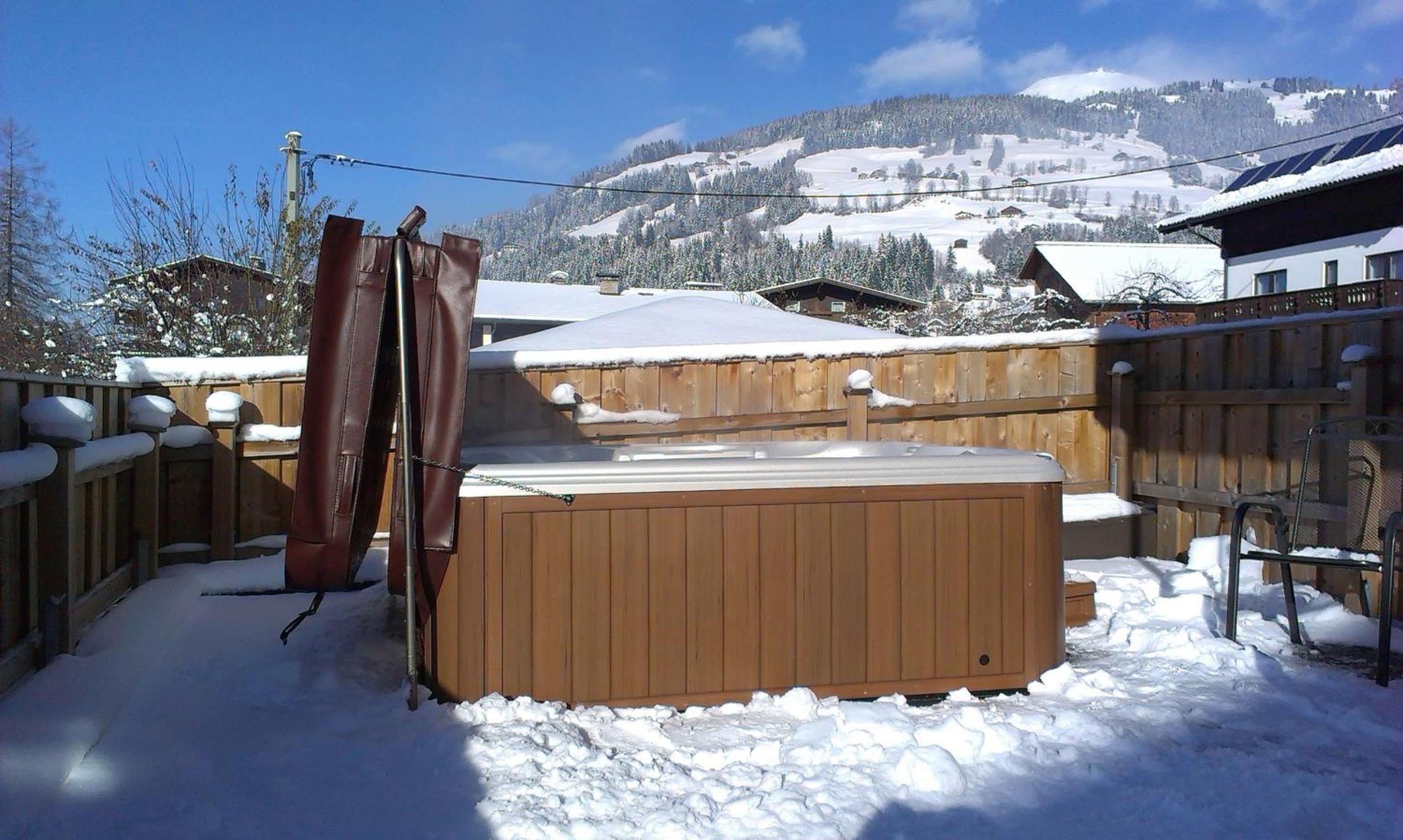 Deluxe Two-Bedroom Apartment with Jacuzzi (4-7 Adults) photo 3