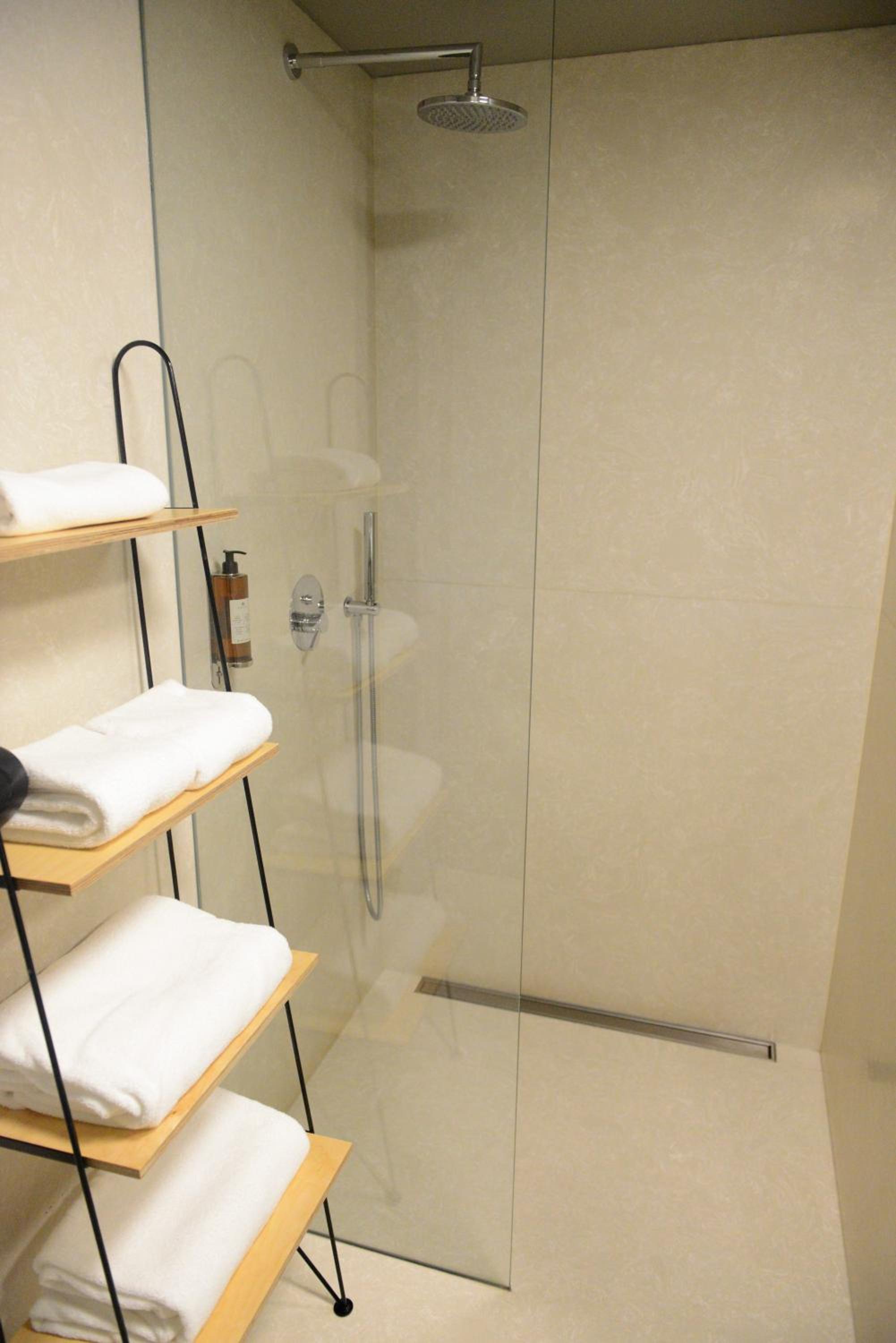 Available room thumbnail 6
