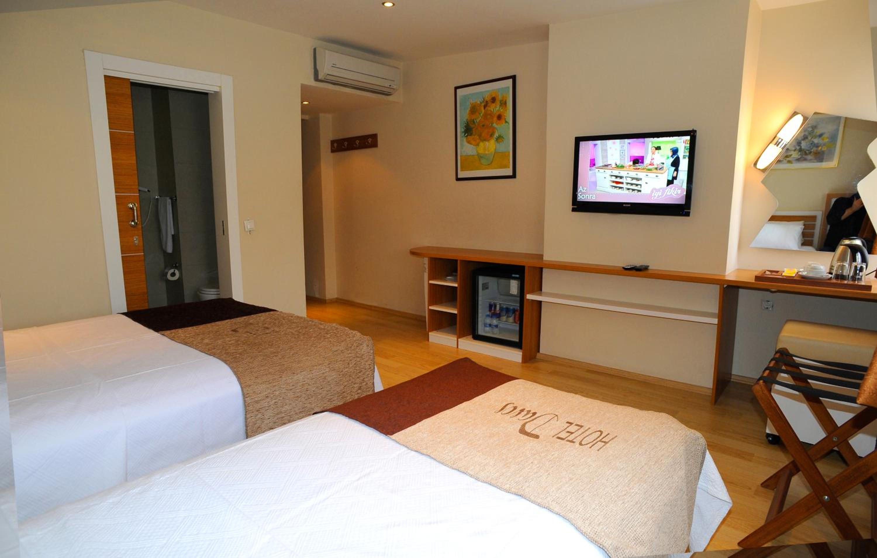 Deluxe Room (2 Adults + 1 Child) photo 3