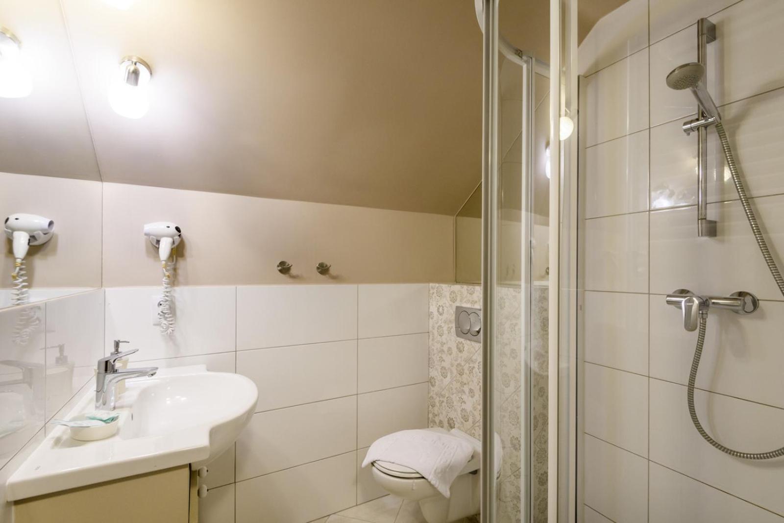 Double or Twin Room - Photo 3