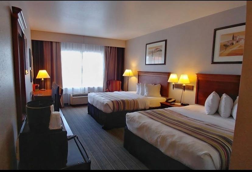 Queen Room with Two Queen Beds - Non-Smoking - Photo 1