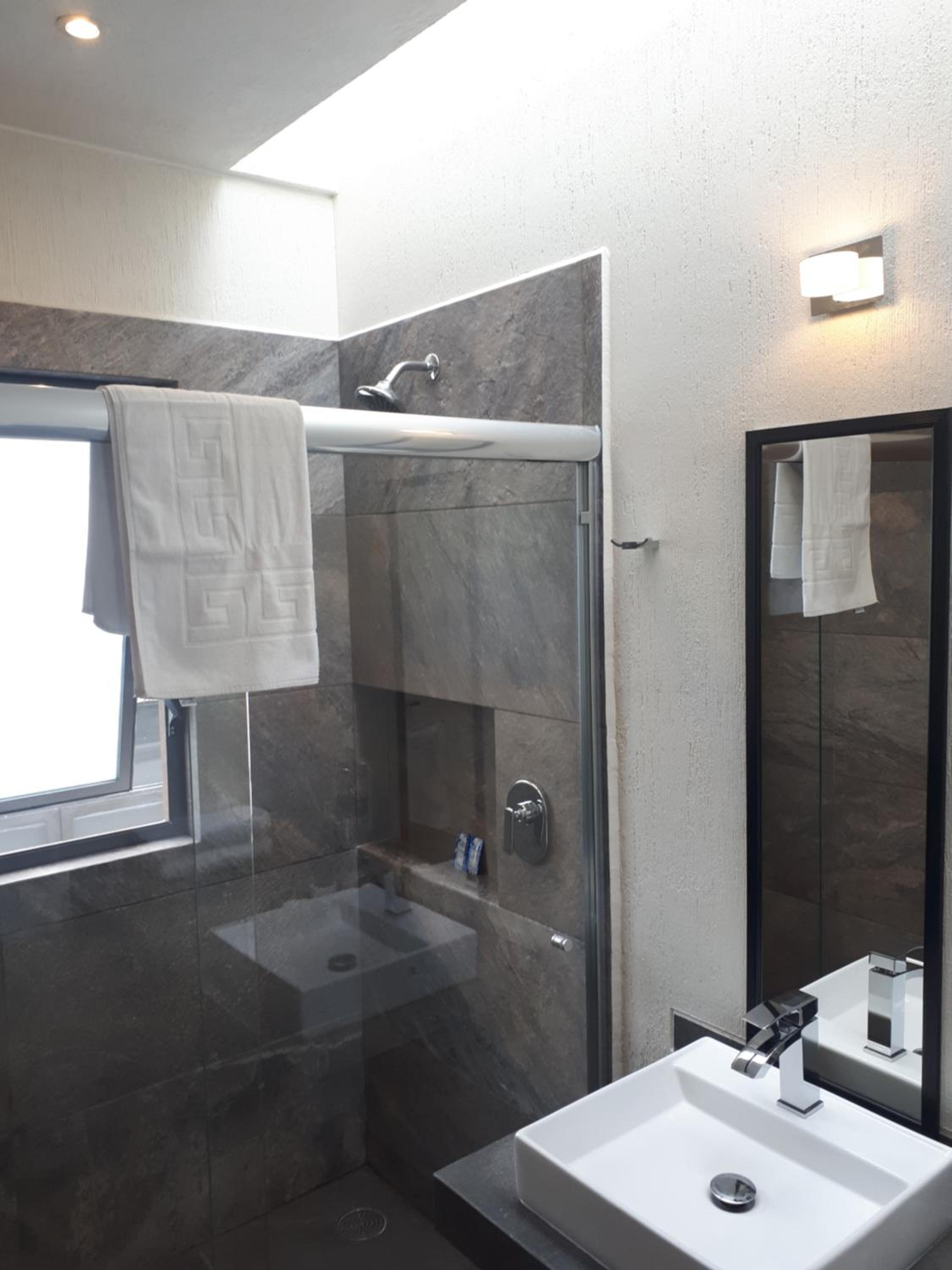 Deluxe Queen Room - Photo 13
