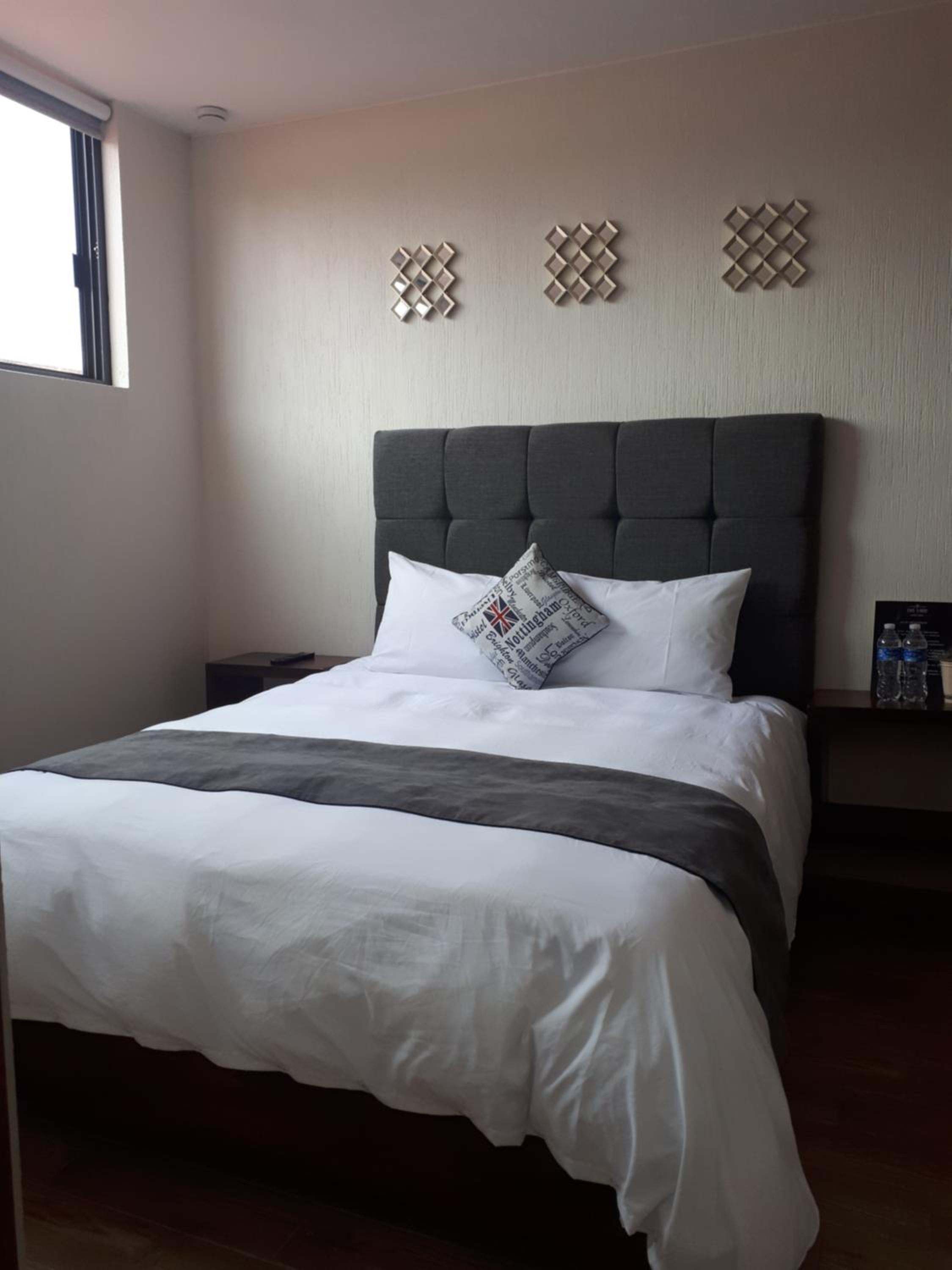 Deluxe Queen Room - Photo 8