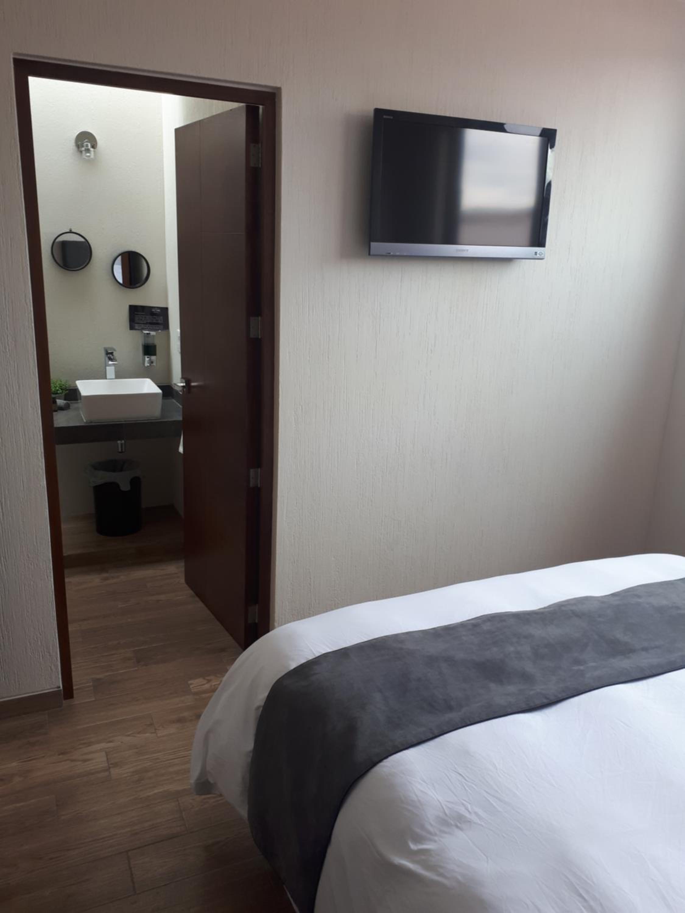 Deluxe Queen Room - Photo 9