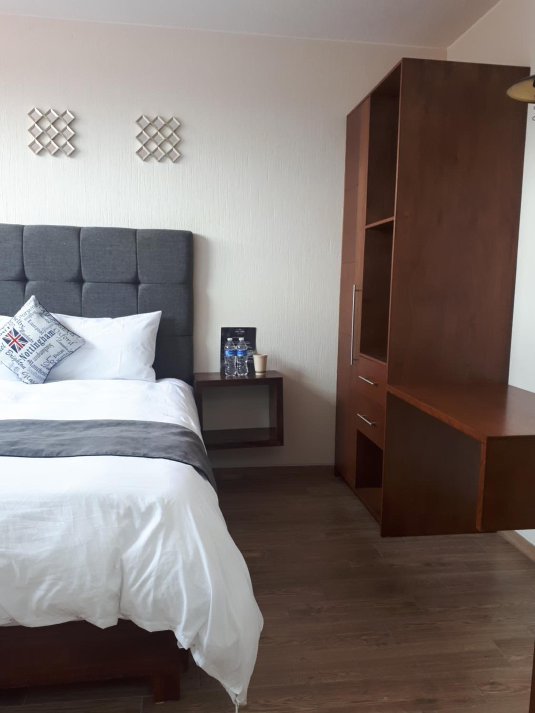 Deluxe Queen Room - Photo 10