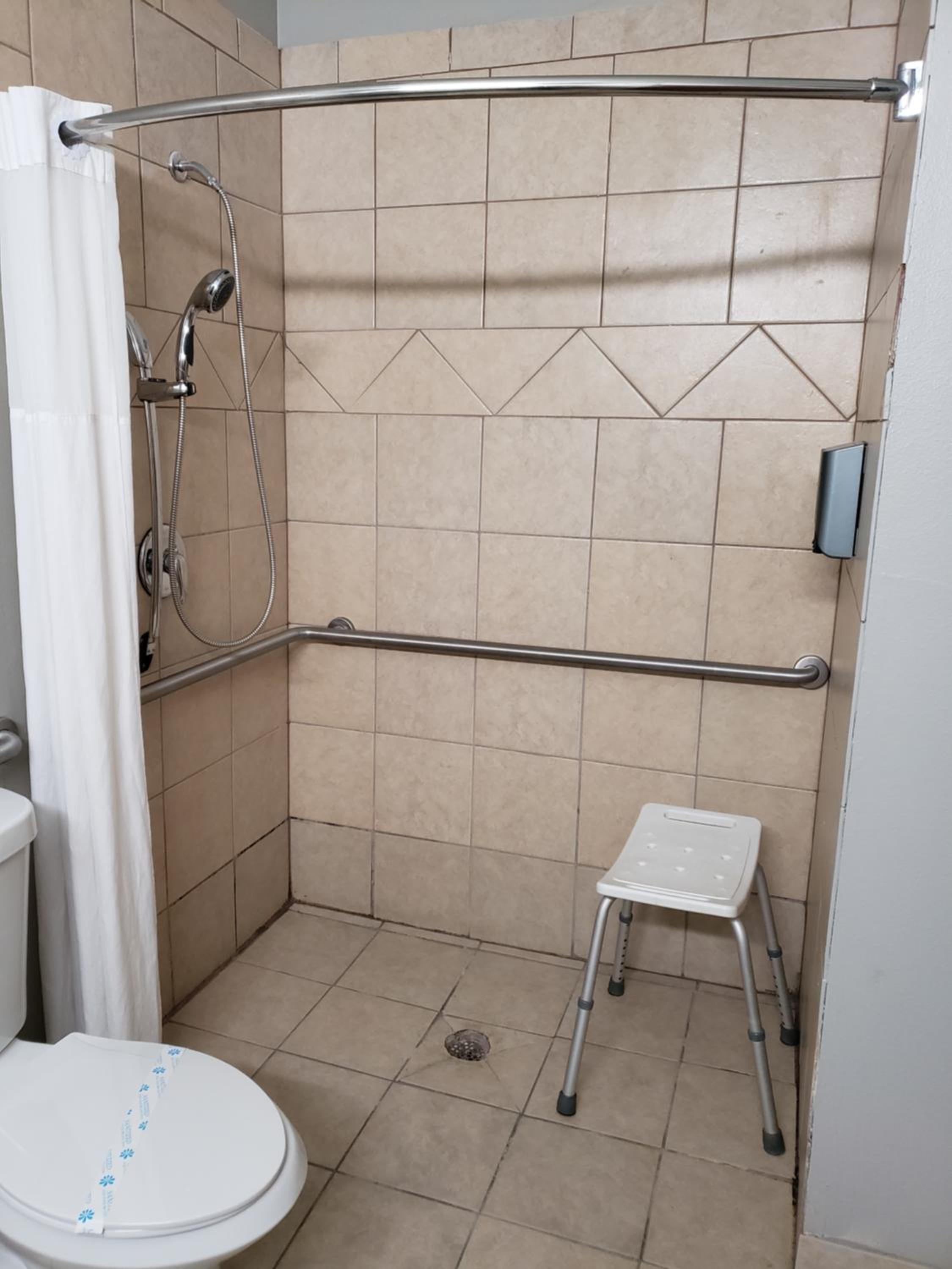 King Room - Disability Access - Non-Smoking - Photo 3