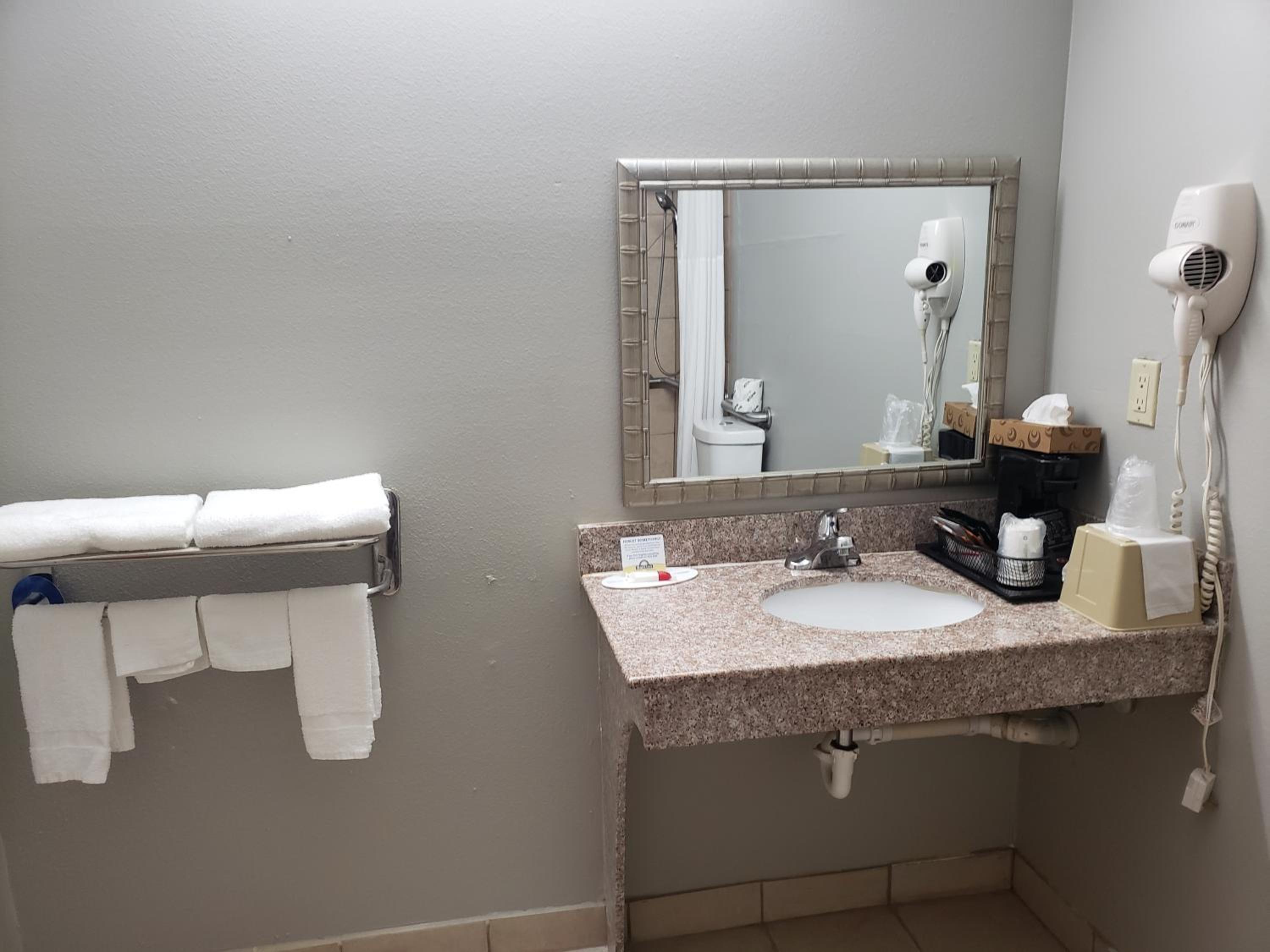King Room - Disability Access - Non-Smoking - Photo 4