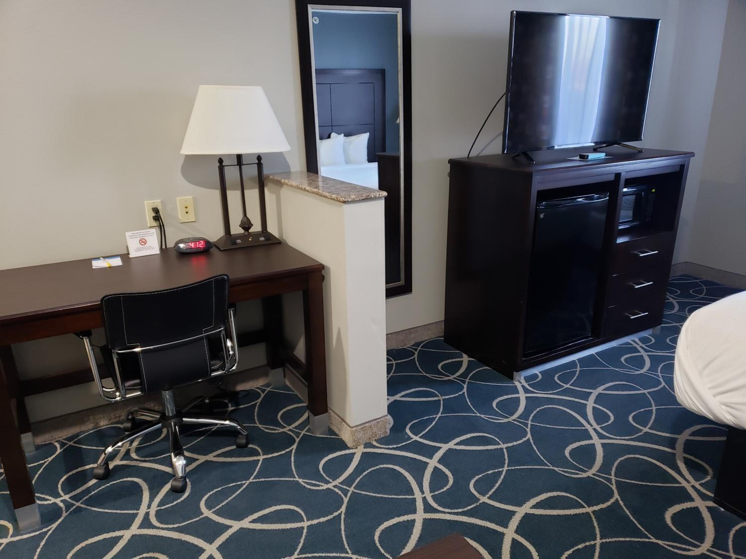 King Suite - Non-Smoking - Photo 2