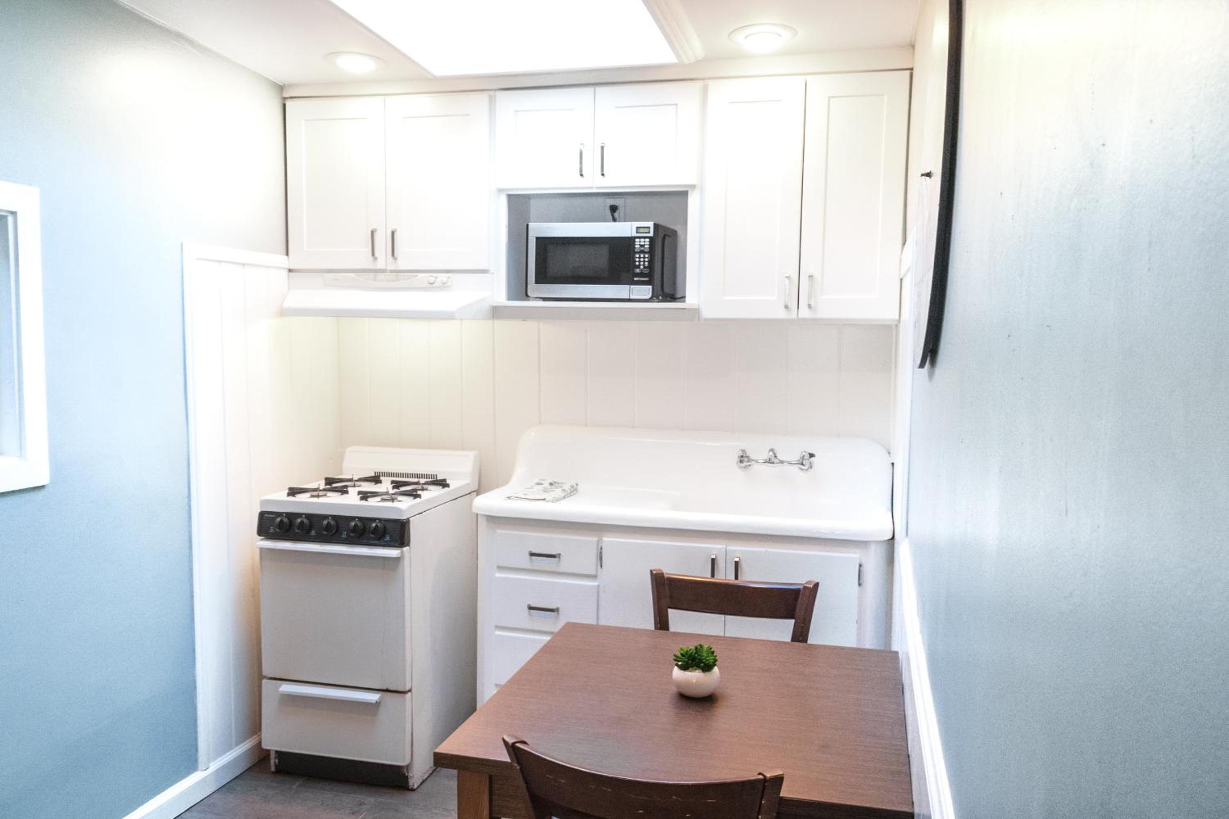 Family Cottage - Pet Friendly - Photo 7