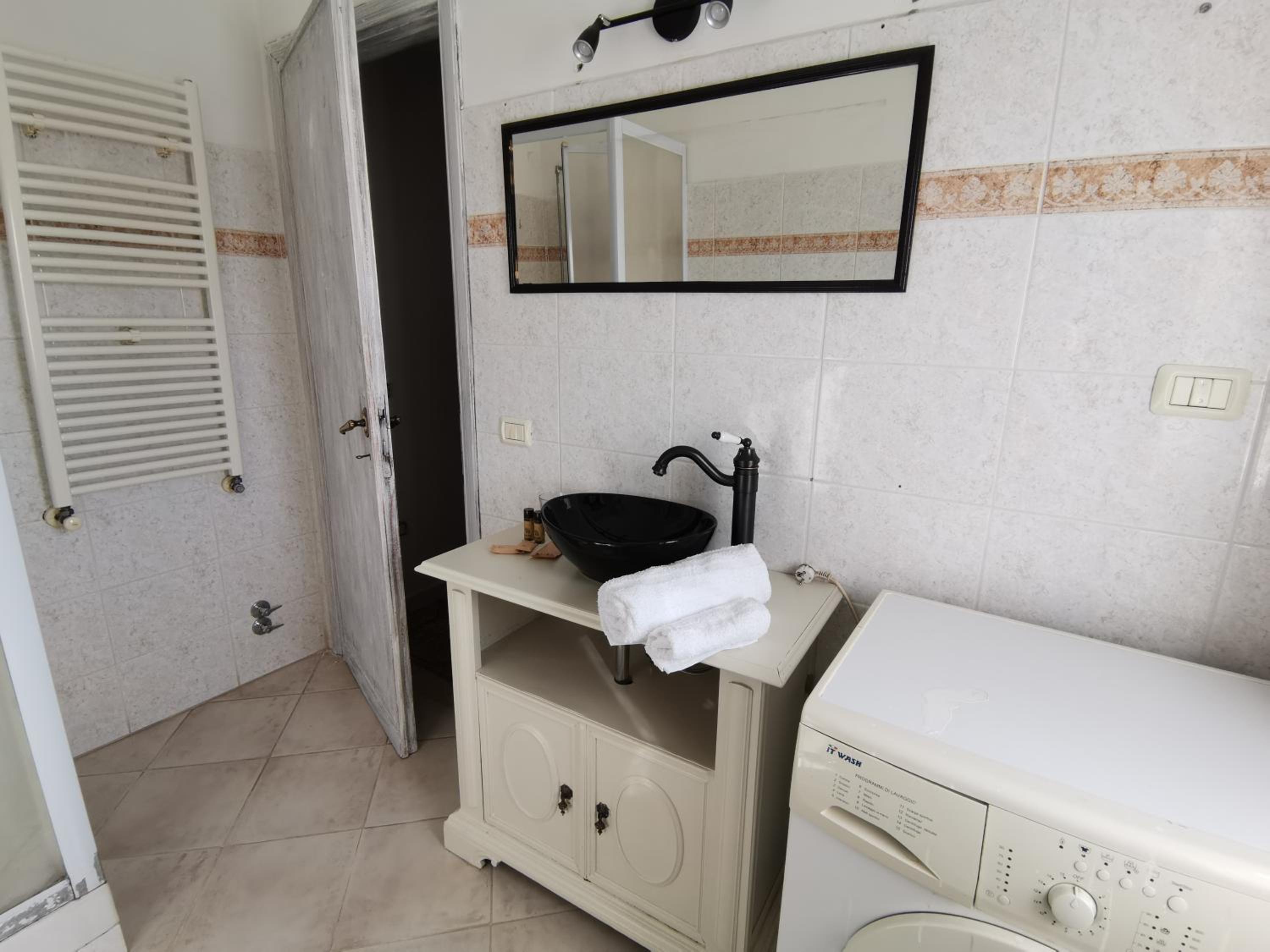 Double Room with Private External Bathroom - Photo 2