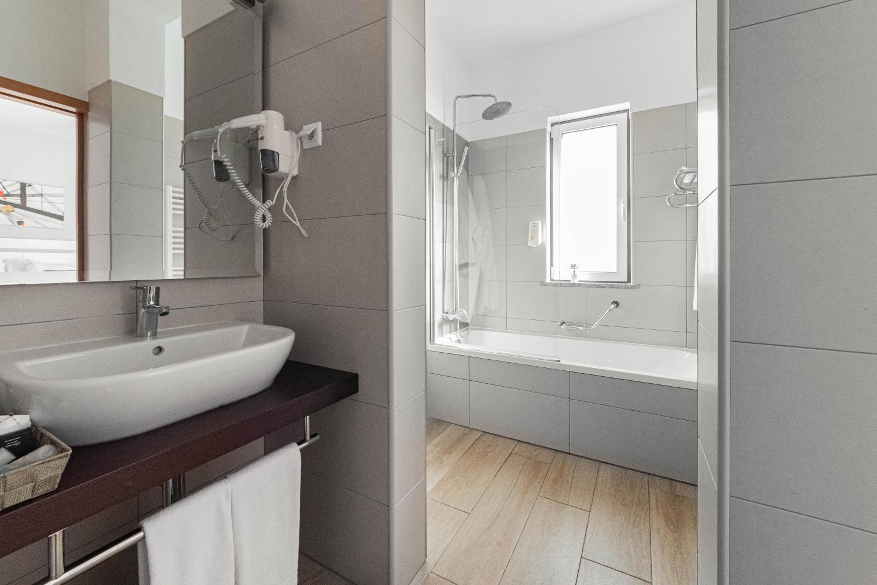 Superior Double or Twin Room thumbnail 6