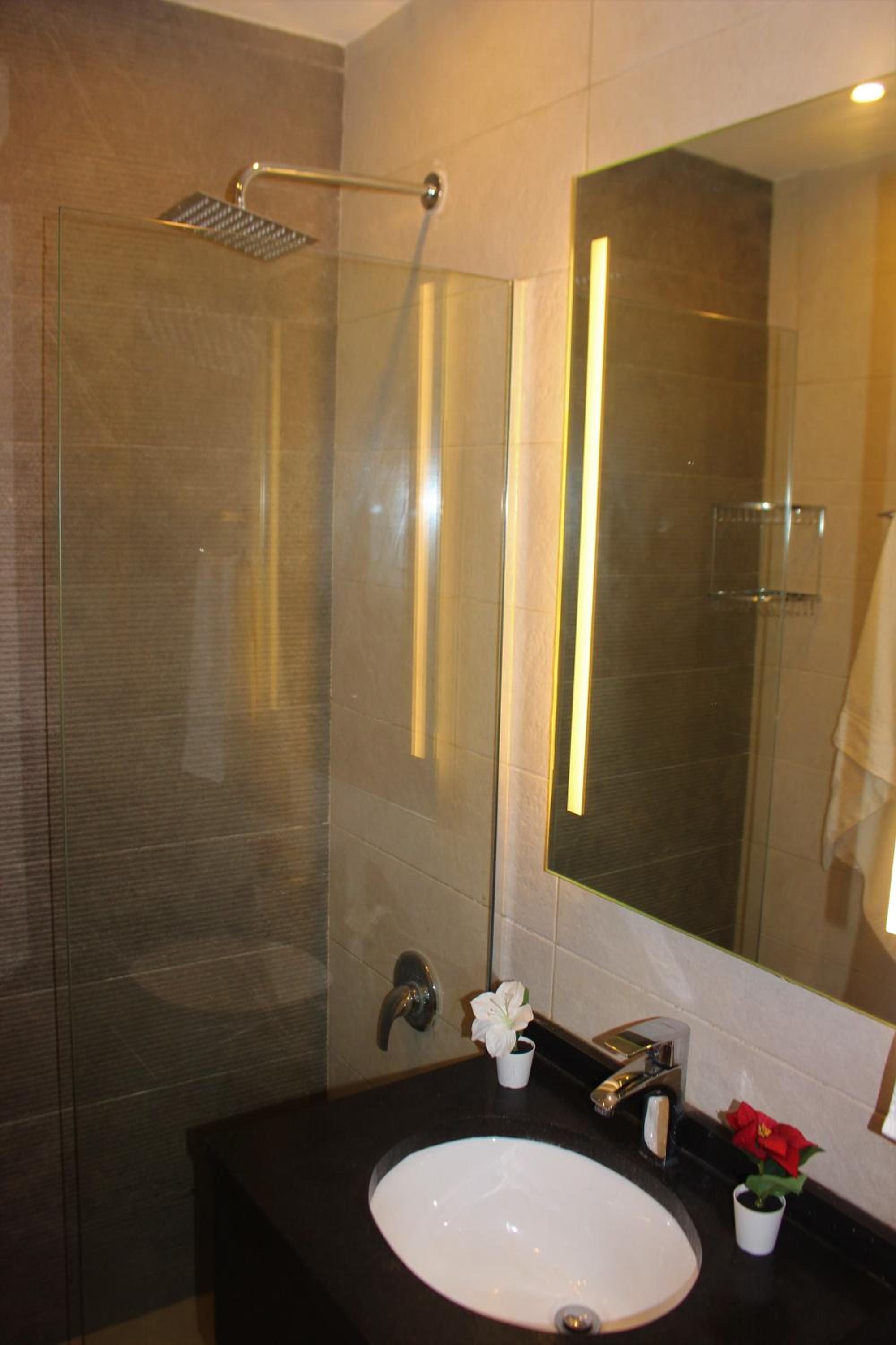 Standard Double Room - Photo 8