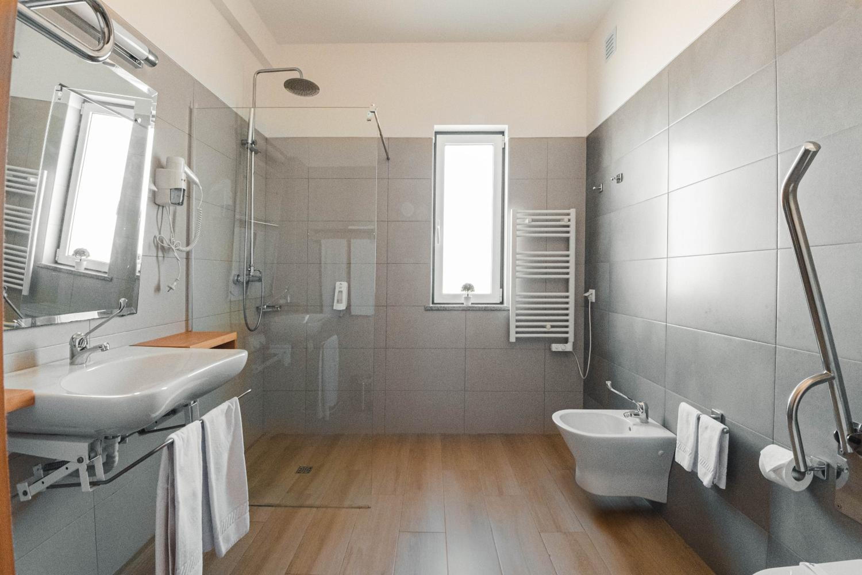 Superior Double or Twin Room thumbnail 5