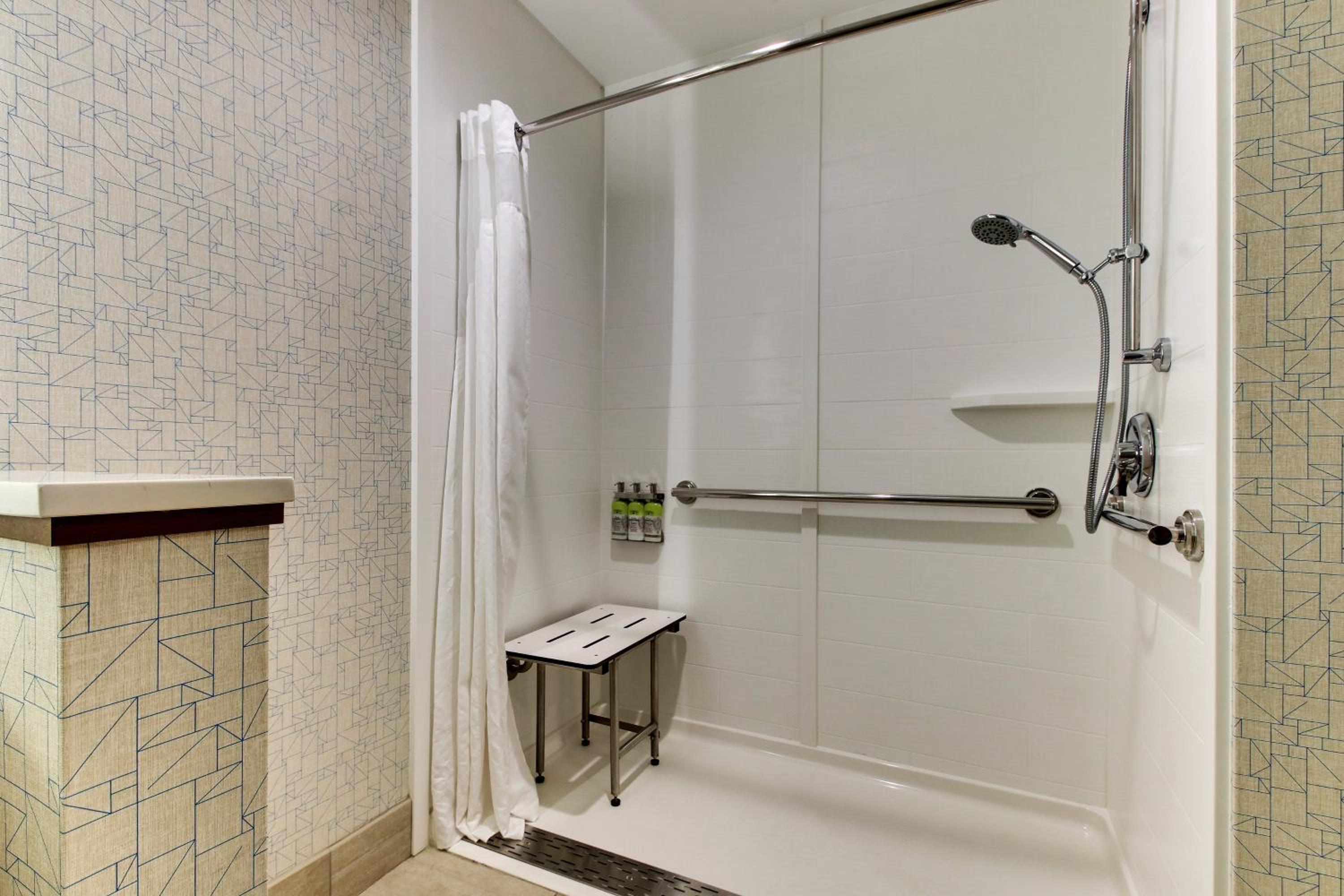 Standard Queen Room with Two Queen Beds and Roll-In Shower - Mobility Access