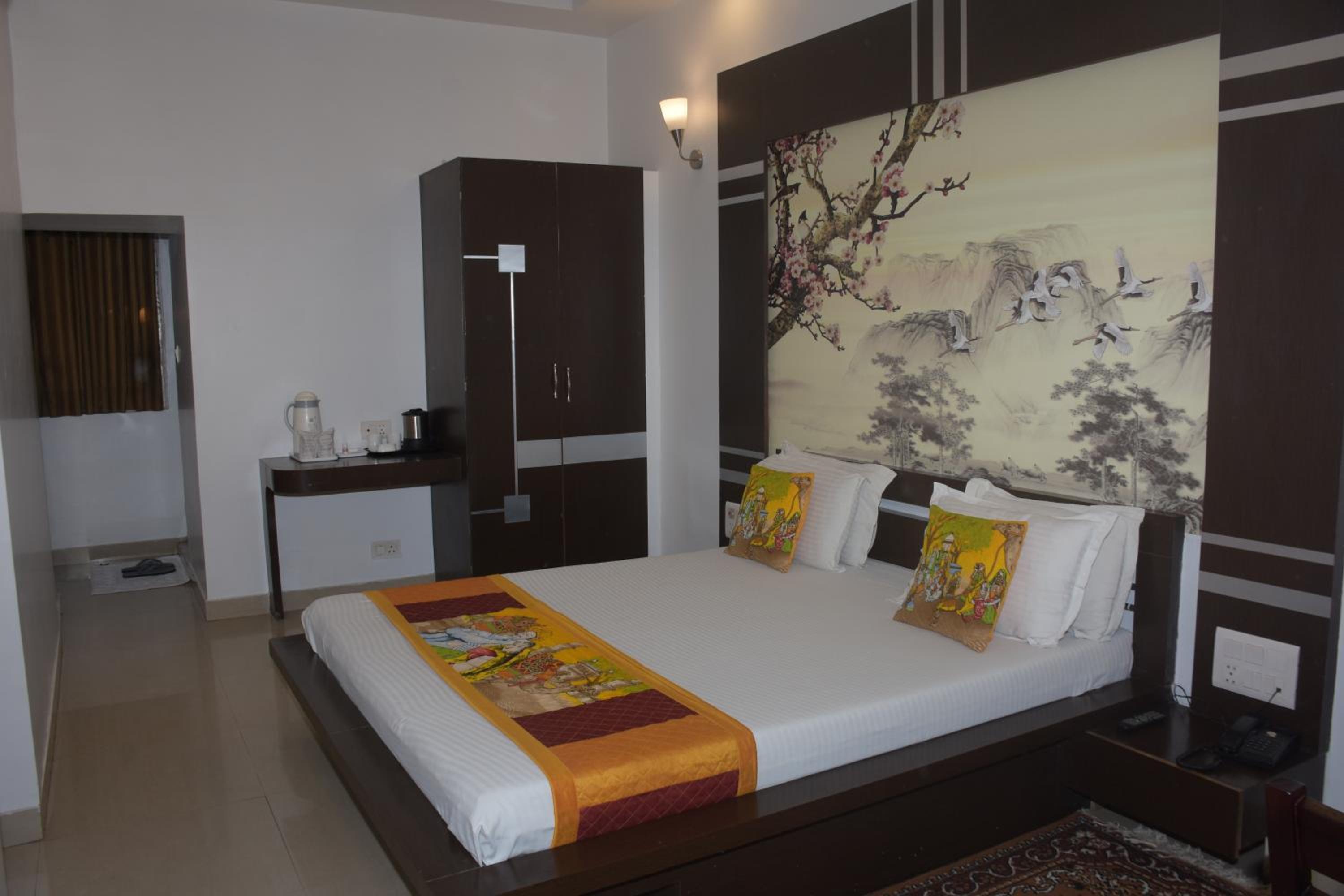 Large Double Room - Photo 4