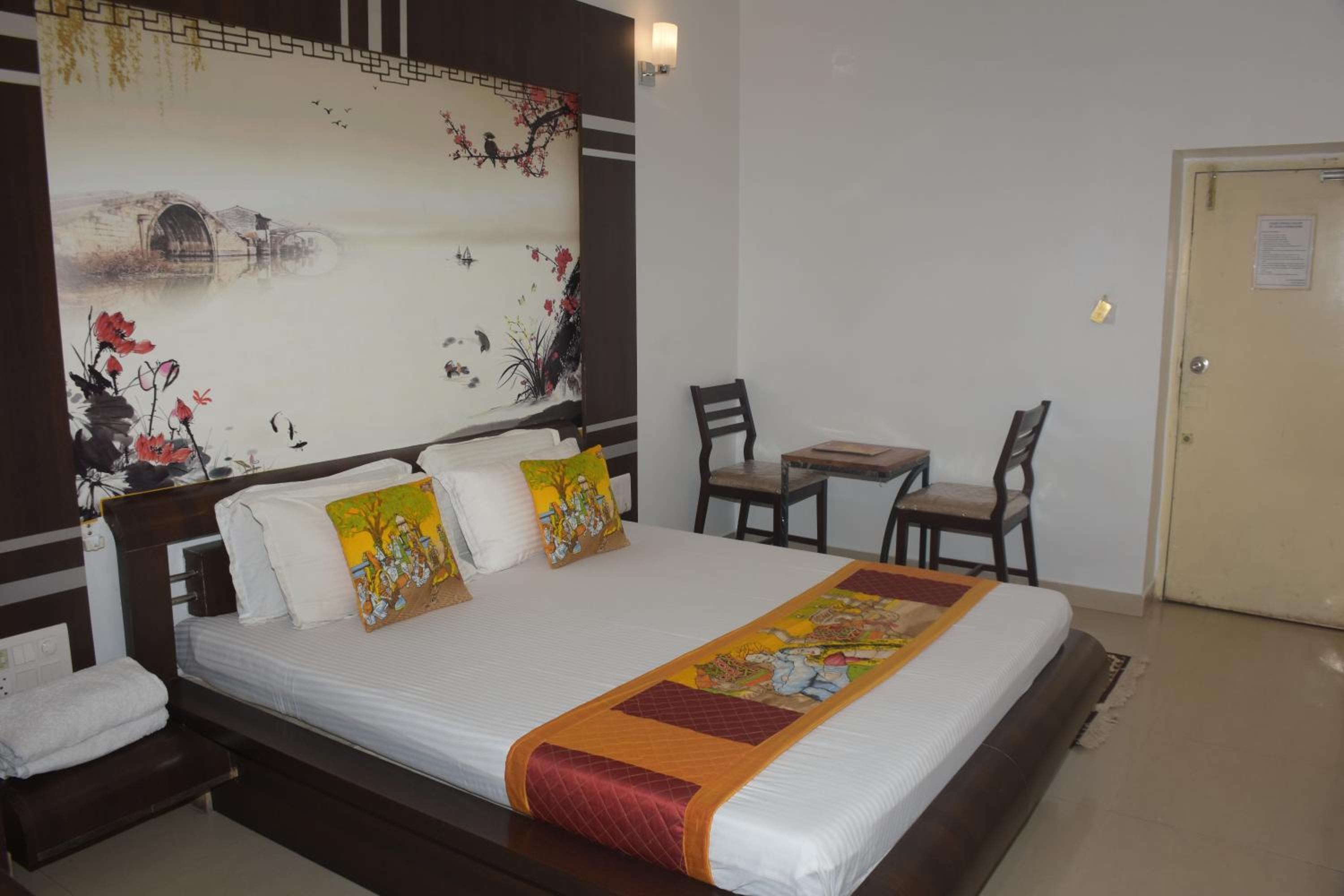 Large Double Room - Photo 6