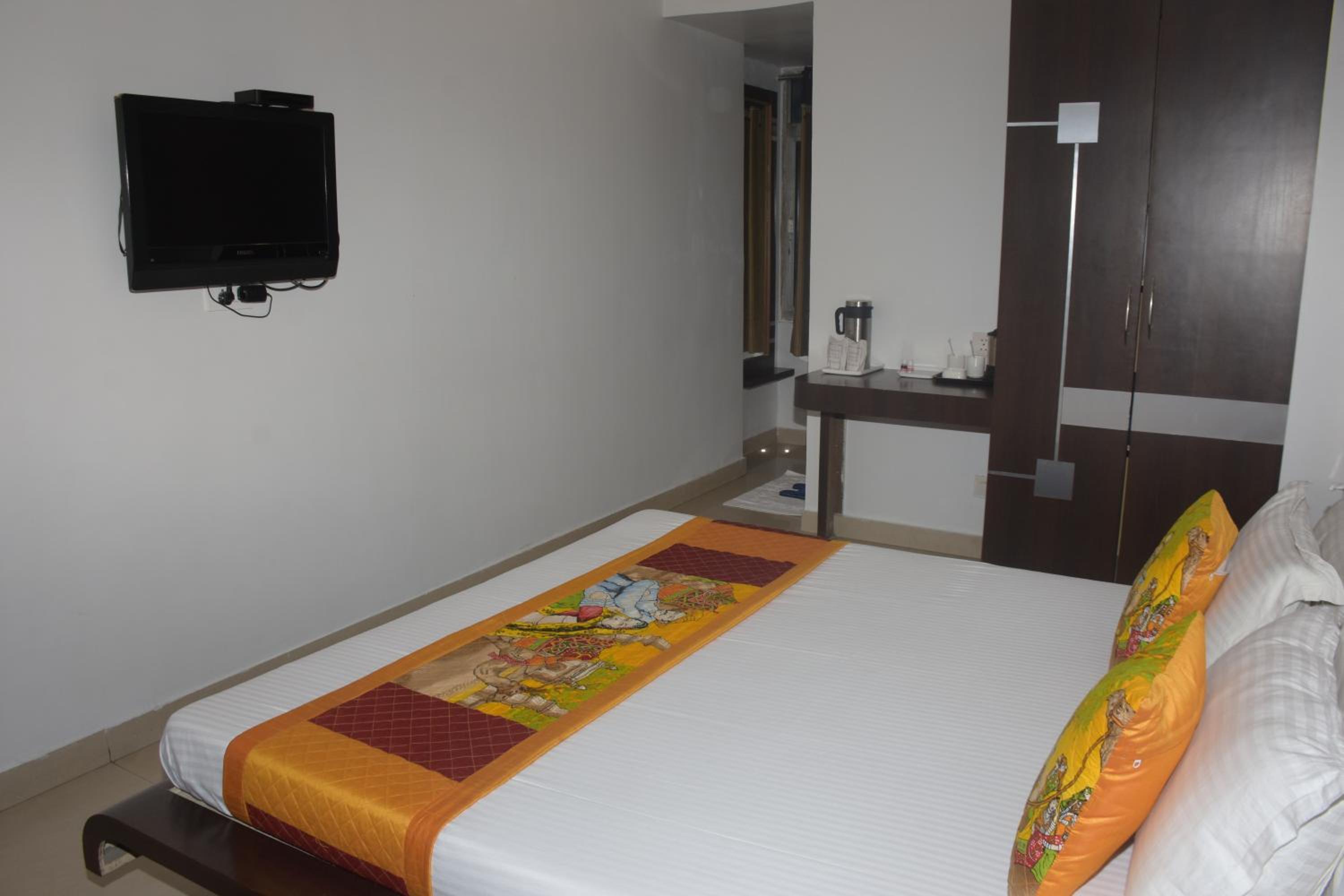 Large Double Room - Photo 5
