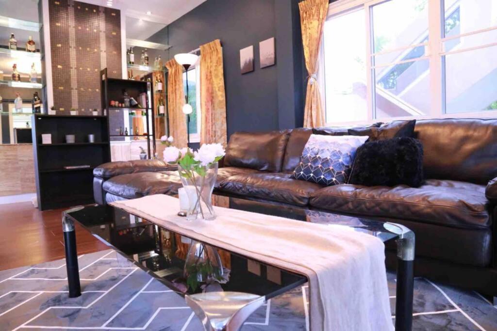 Five-Bedroom House photo 1