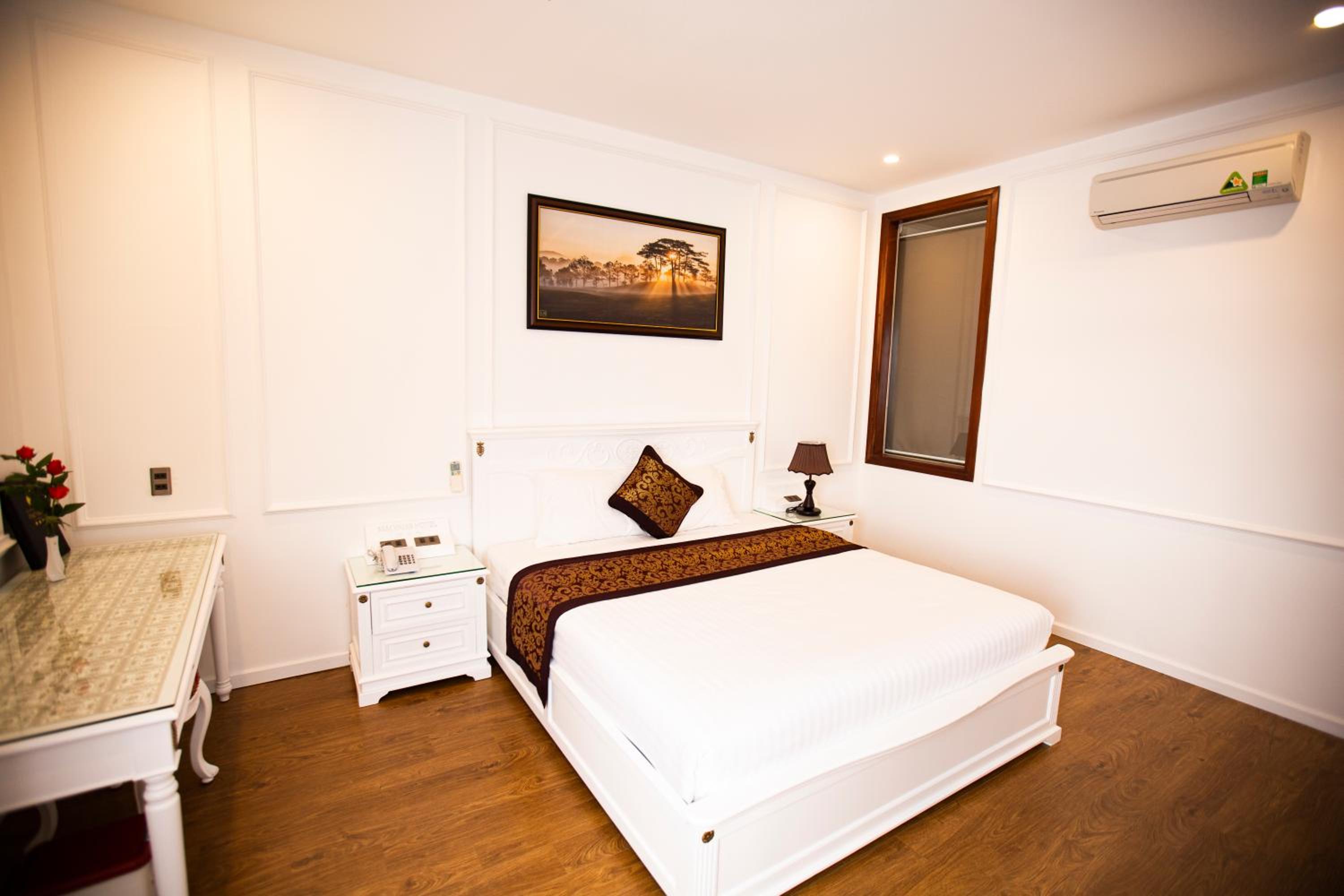 Queen Suite with Spa Bath