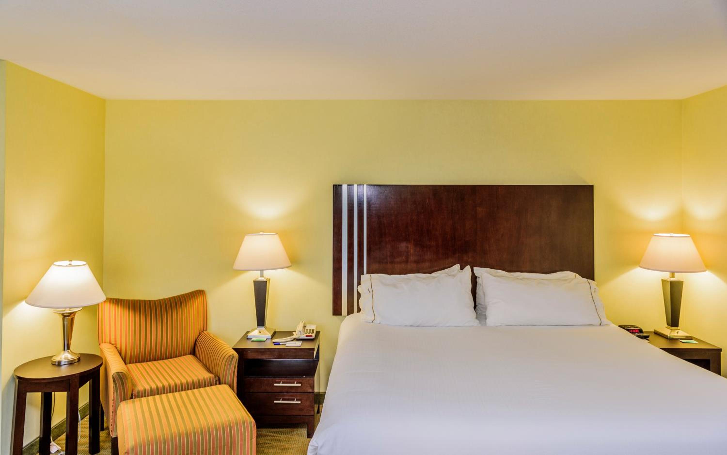 Standard King Room - Photo 4