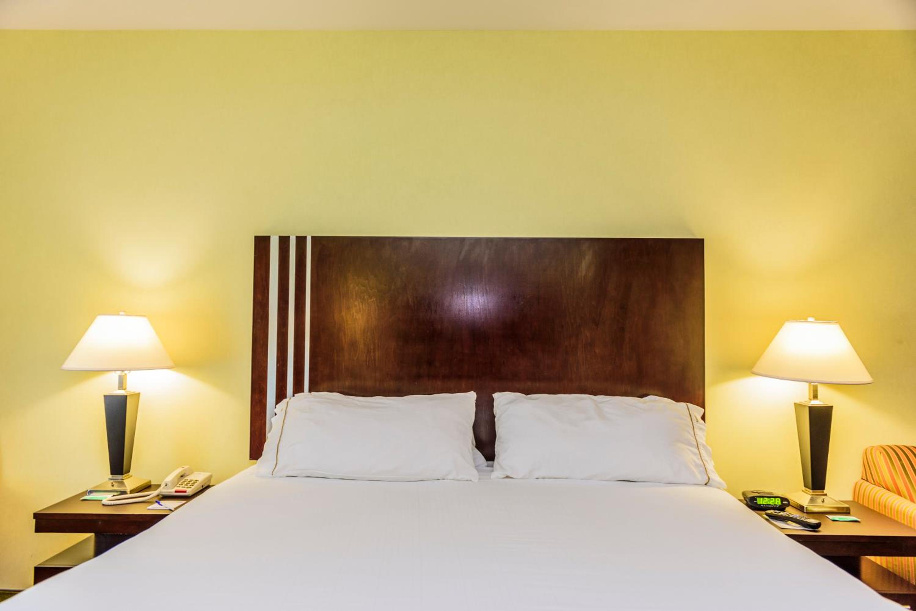 Standard King Room - Photo 3
