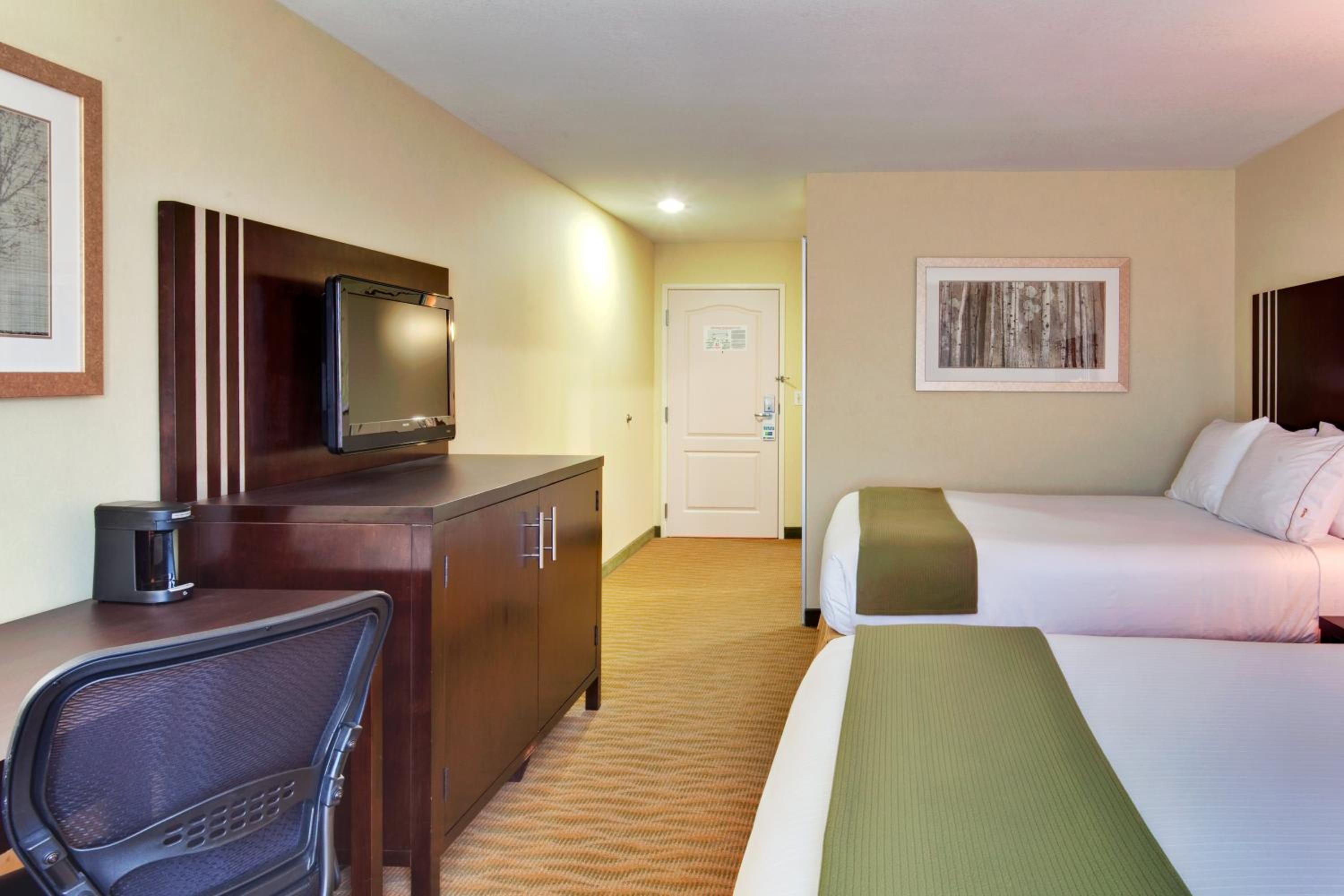 Standard Queen Room with Two Queen Beds - Photo 3