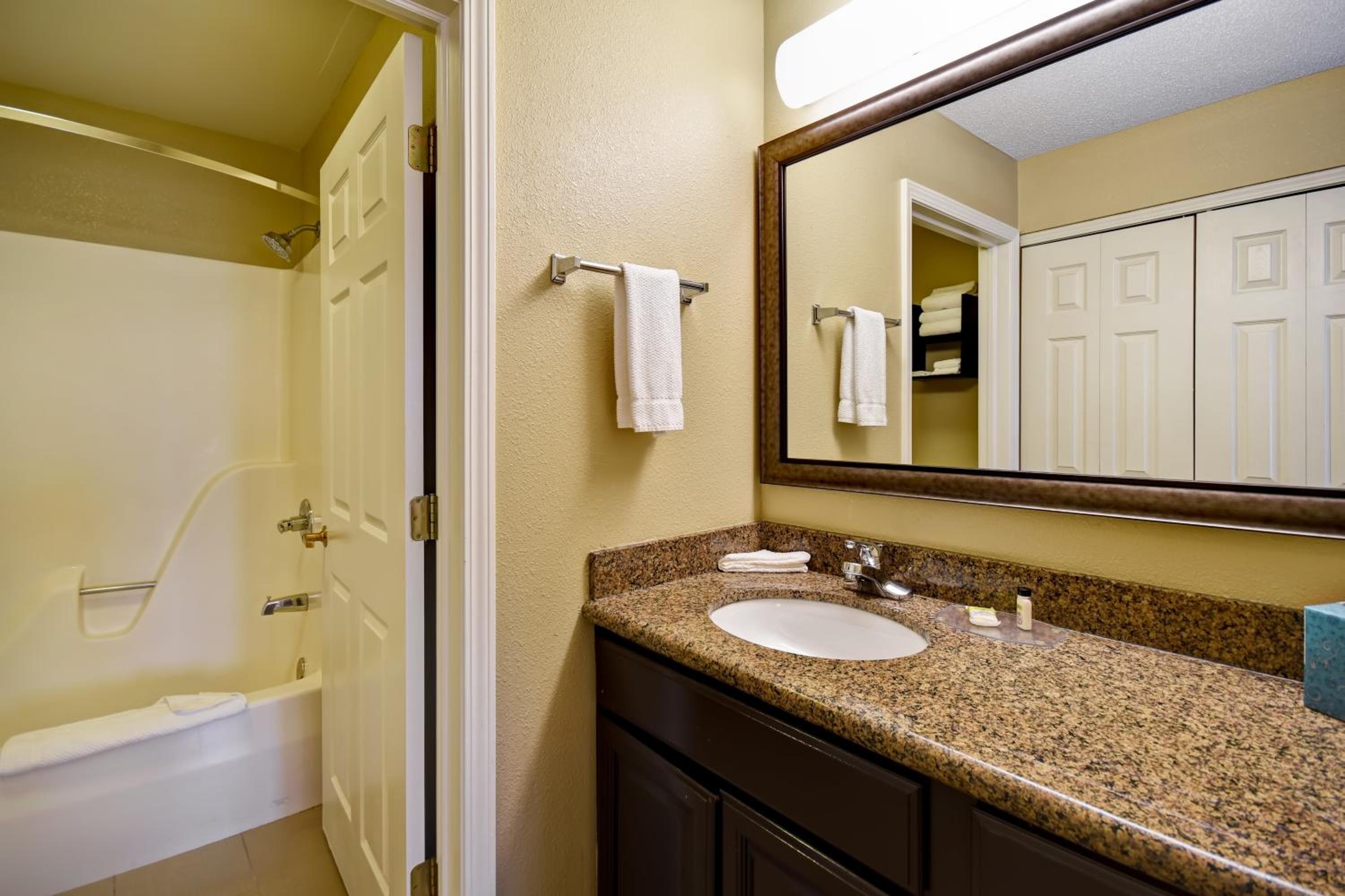 Two-Bedroom Suite with One Queen Bed and Two Double Beds - Non-Smoking - Photo 2