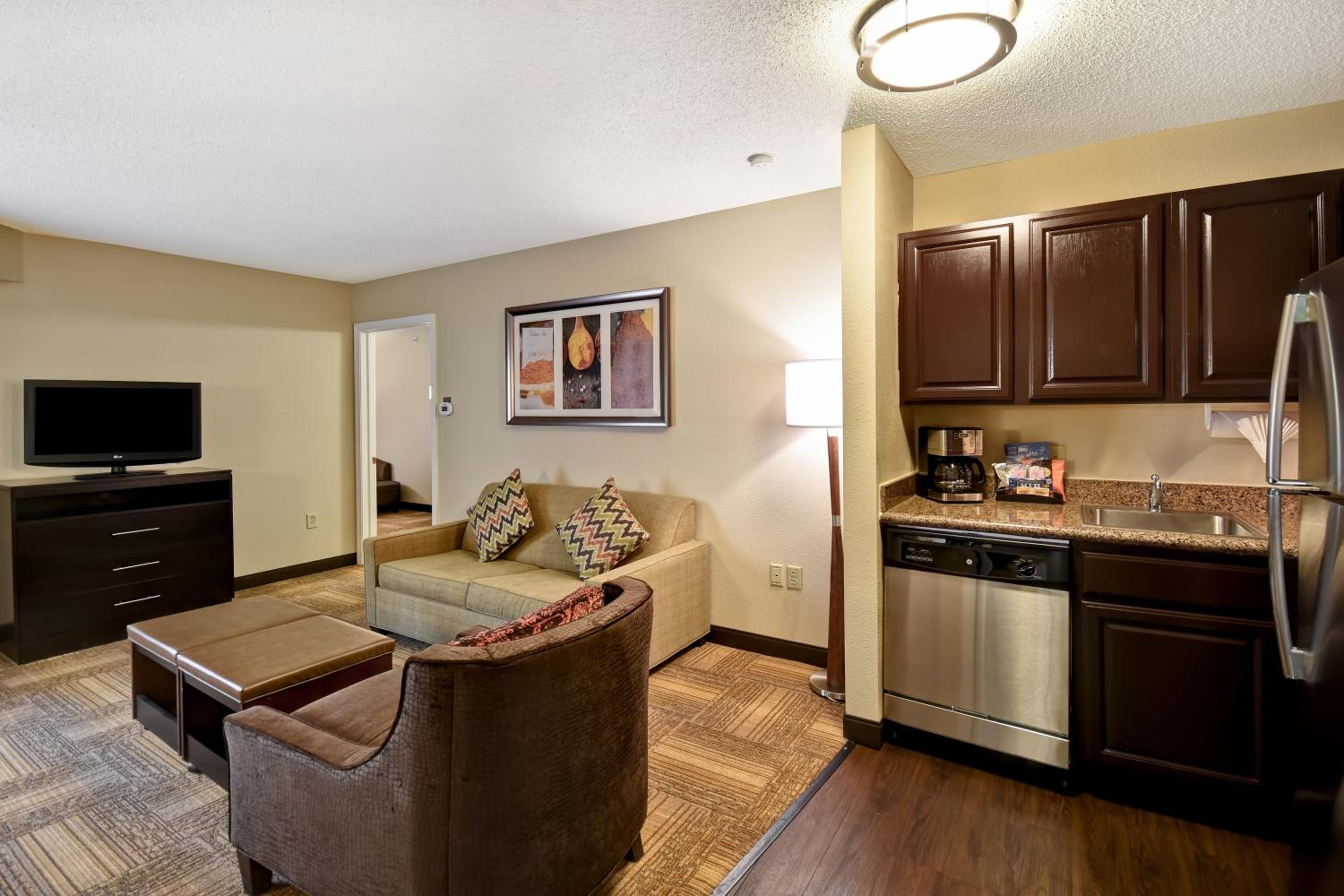 Two-Bedroom Suite with One Queen Bed and Two Double Beds - Non-Smoking - Photo 3