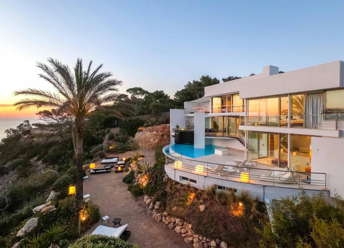 Three-Bedroom Villa photo 1